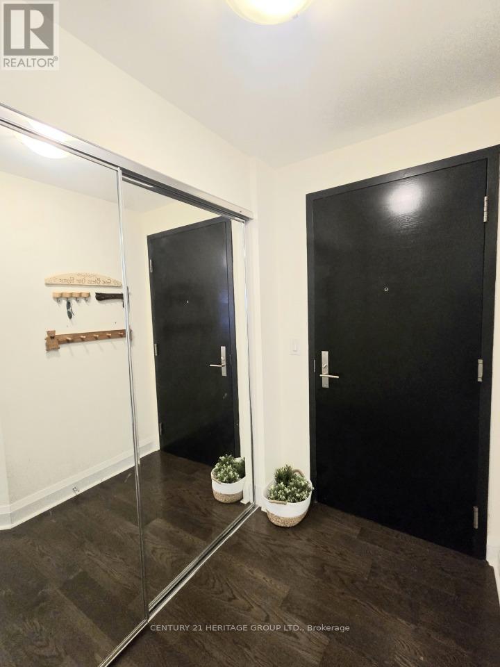 2002 - 65 St Mary Street, Toronto, Ontario  M5S 0A6 - Photo 1 - C12965128