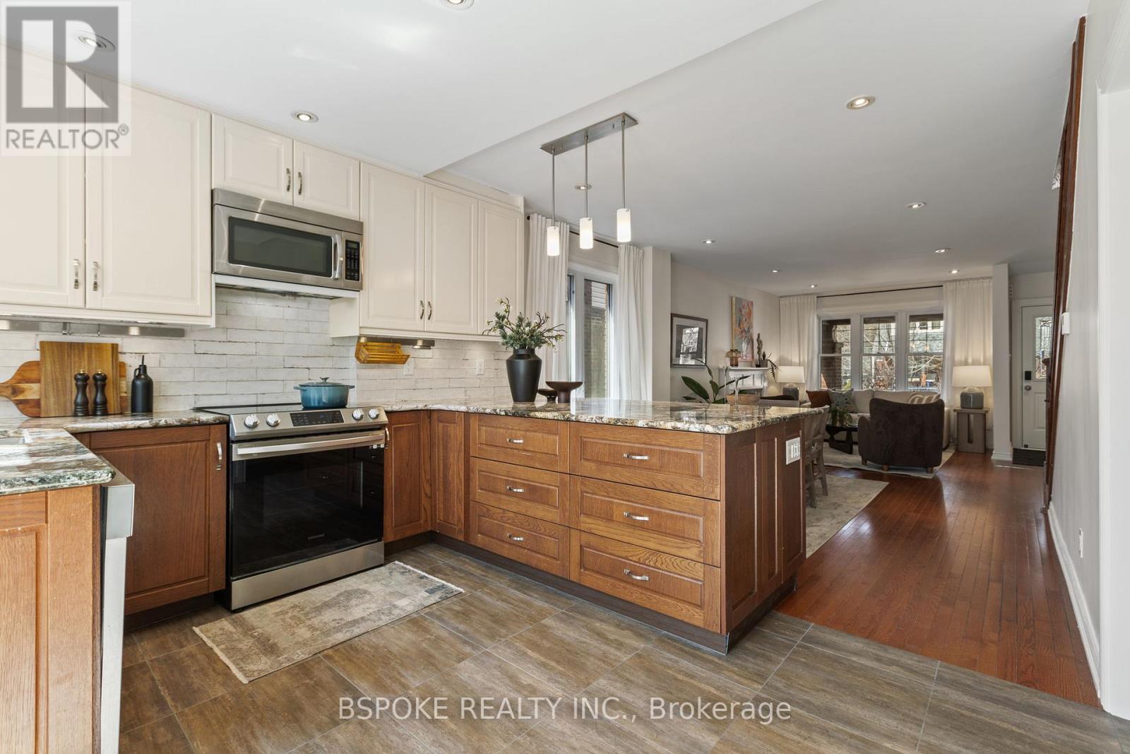 291 Gainsborough Road, Toronto, Ontario  M4L 3C8 - Photo 12 - E12965354