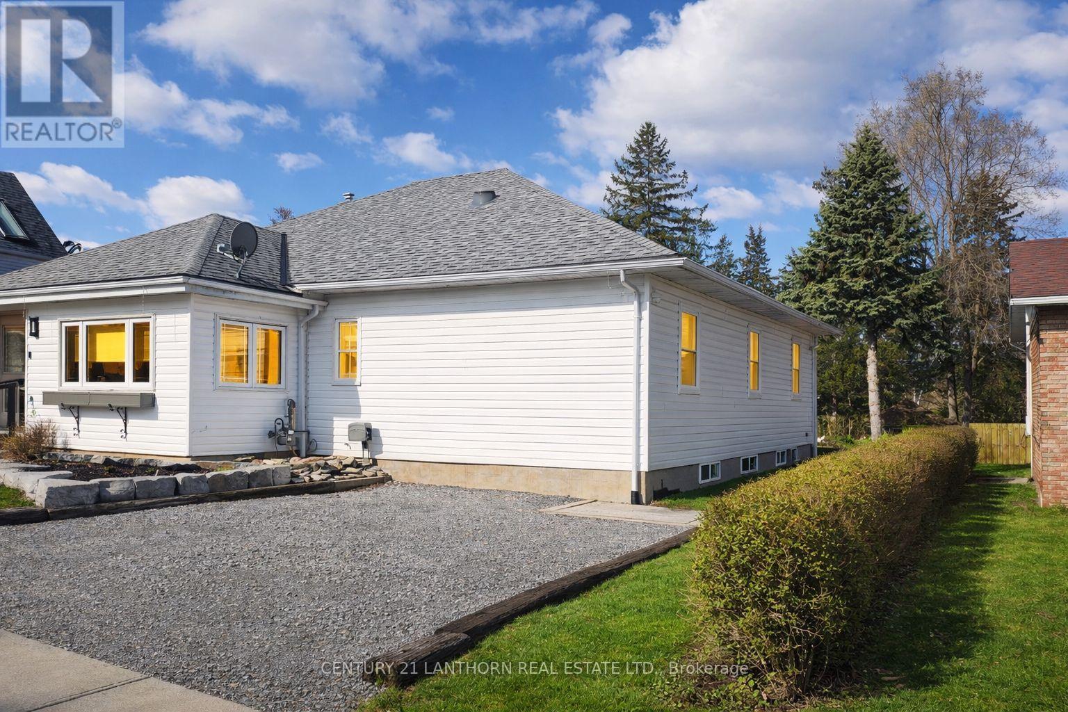 2 - 32 Ontario Street, Prince Edward County, Ontario  K0K 2T0 - Photo 1 - X12773506