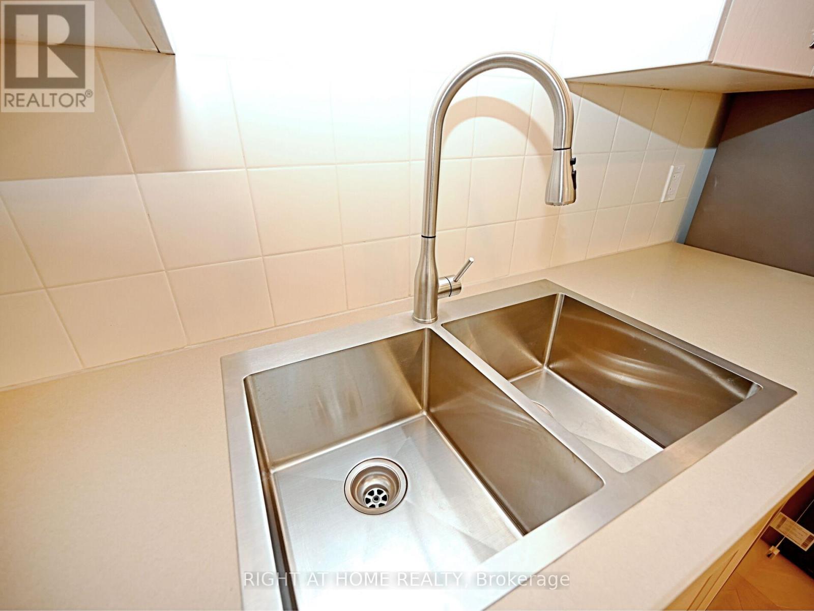 50b Woodlawn Avenue, Mississauga, Ontario  L5G 3K6 - Photo 19 - W12965024