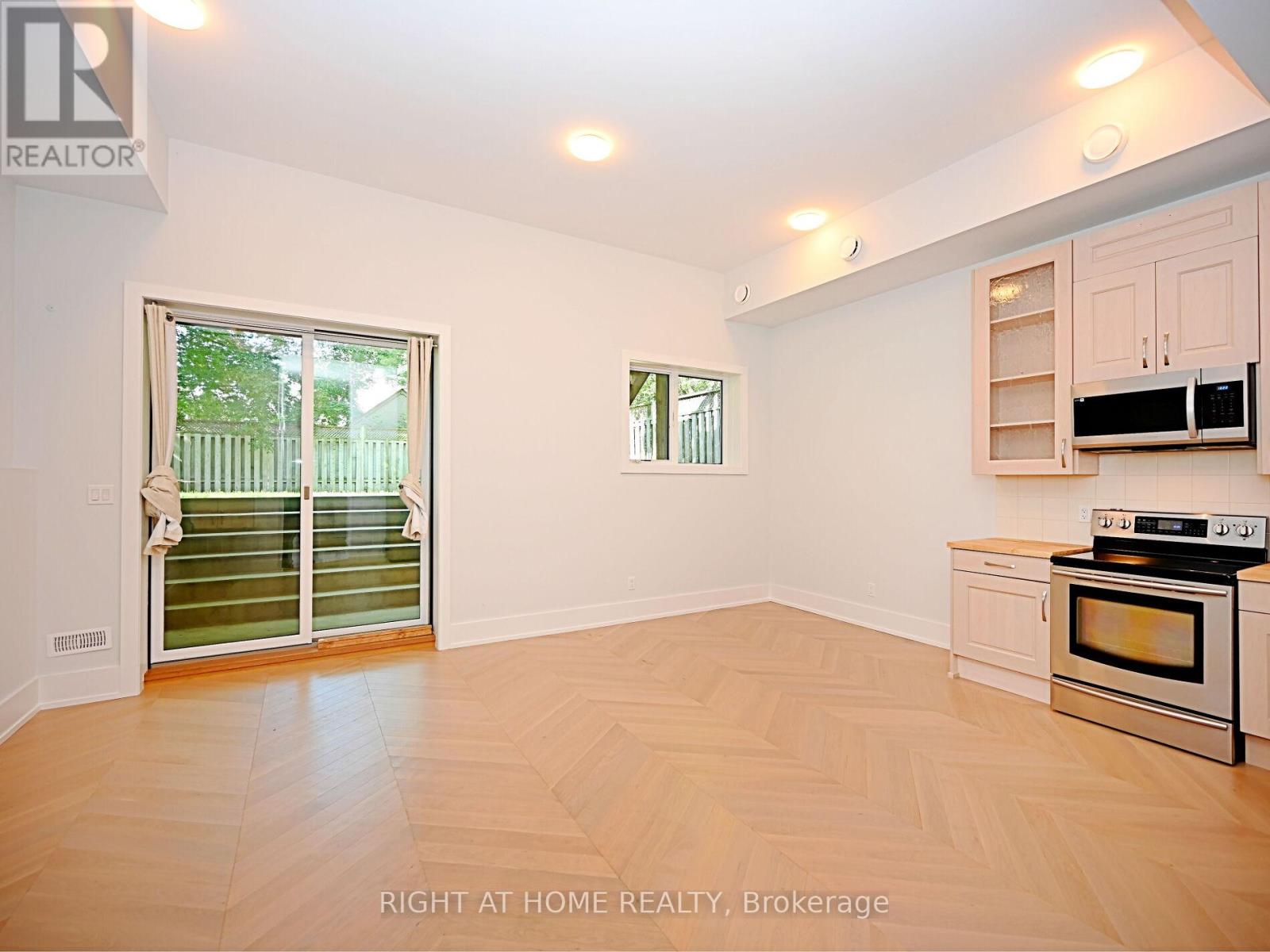 50b Woodlawn Avenue, Mississauga, Ontario  L5G 3K6 - Photo 2 - W12965024