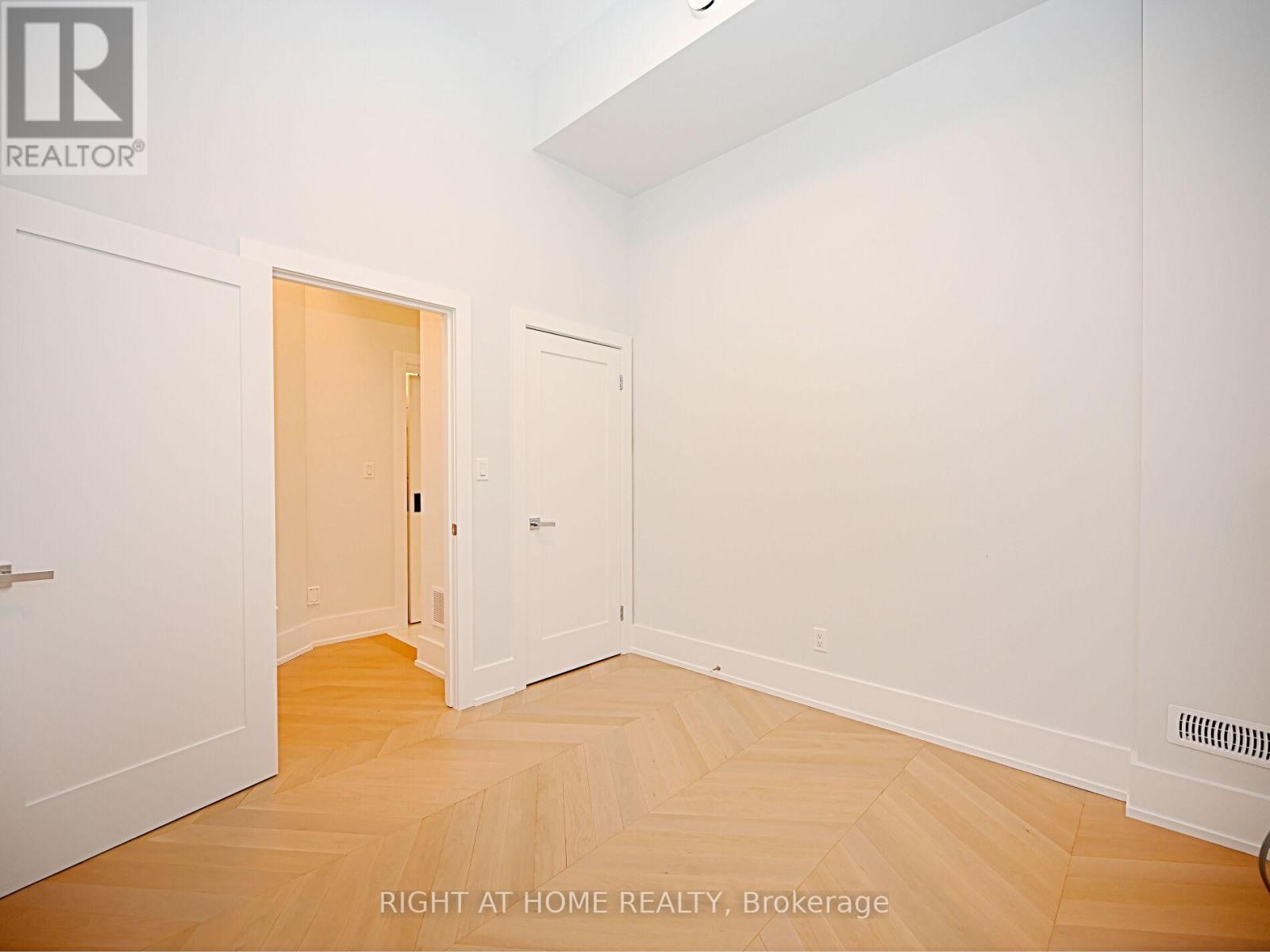 50b Woodlawn Avenue, Mississauga, Ontario  L5G 3K6 - Photo 23 - W12965024