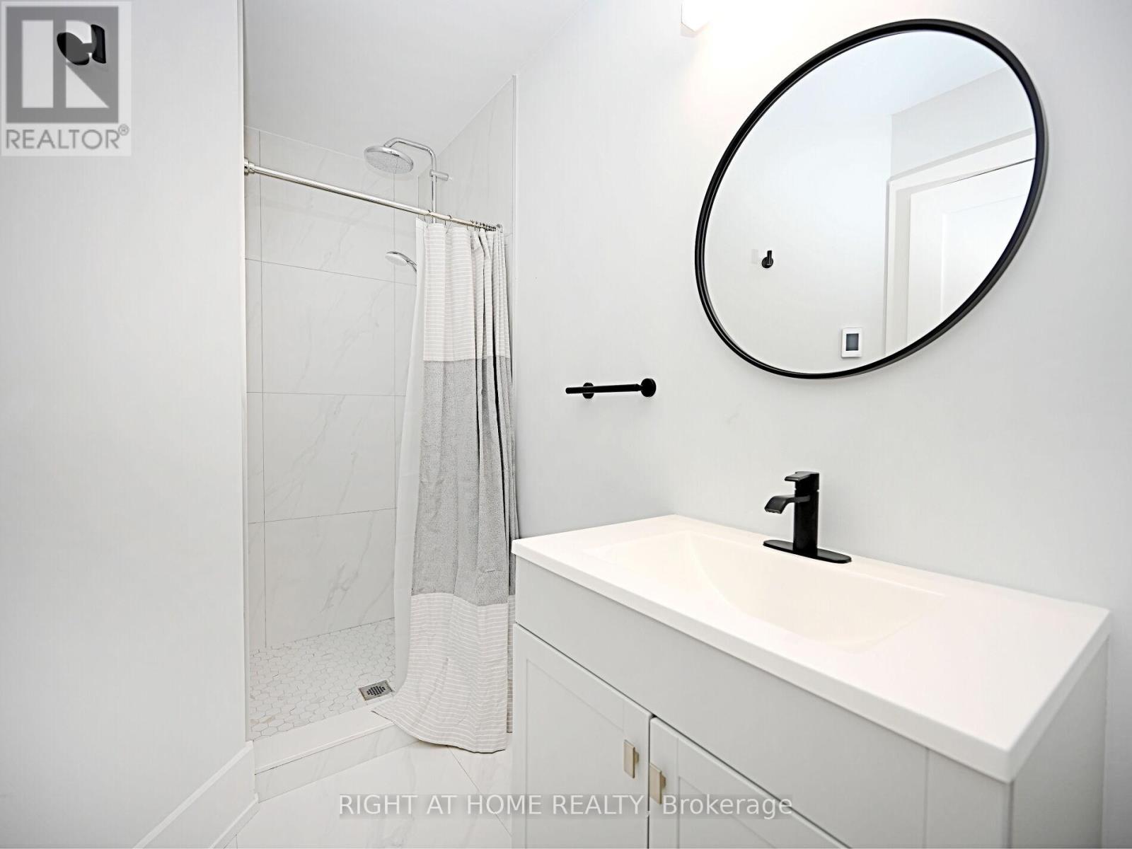 50b Woodlawn Avenue, Mississauga, Ontario  L5G 3K6 - Photo 26 - W12965024