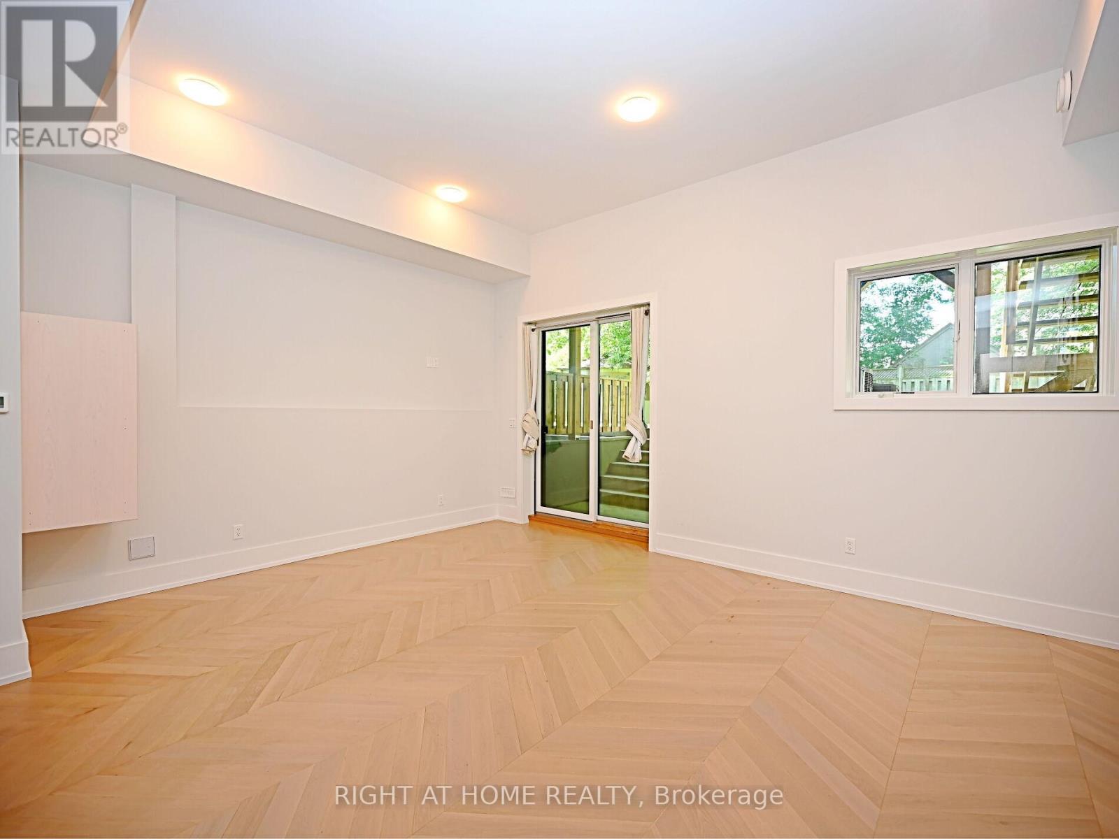 50b Woodlawn Avenue, Mississauga, Ontario  L5G 3K6 - Photo 3 - W12965024