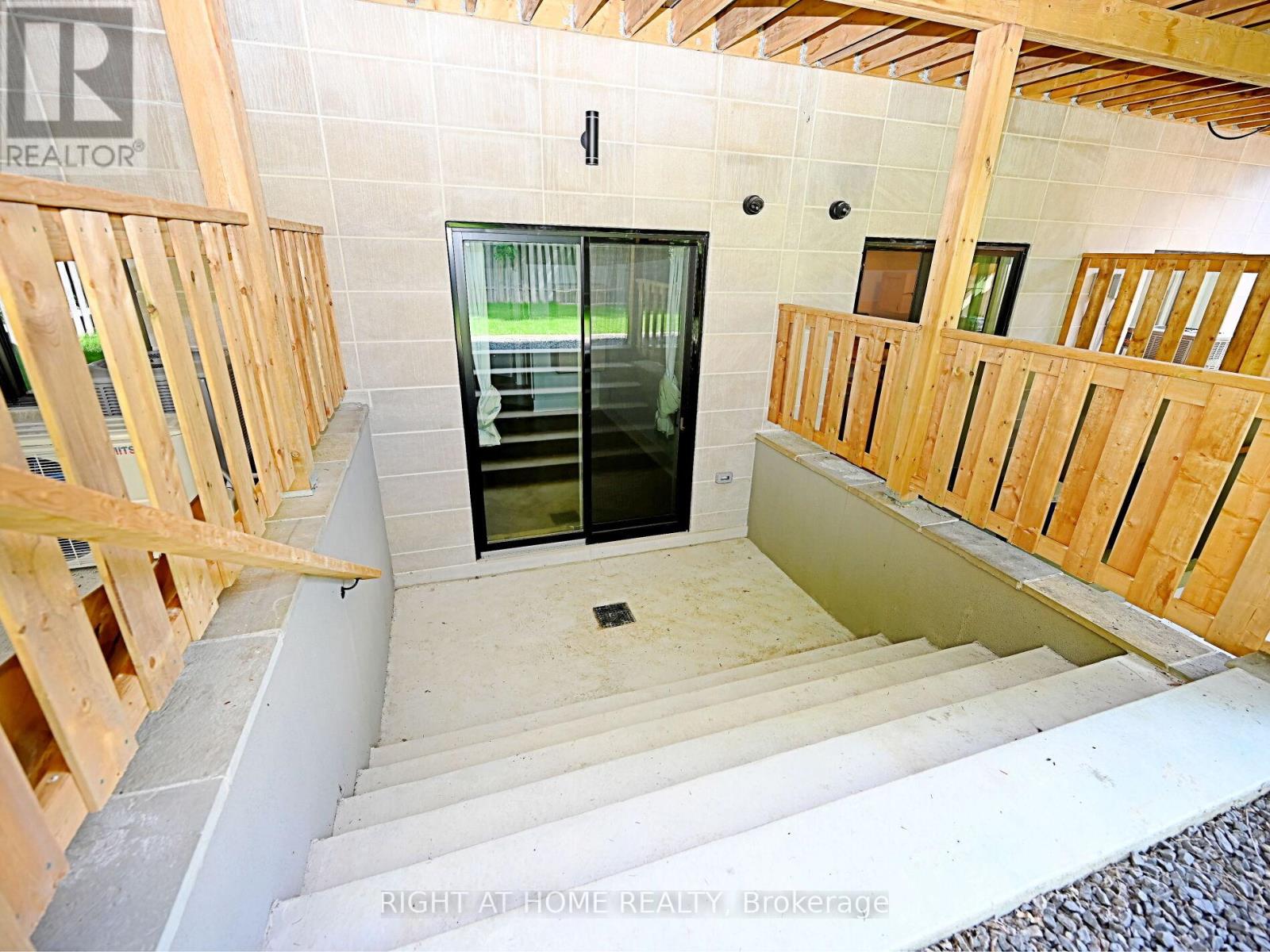 50b Woodlawn Avenue, Mississauga, Ontario  L5G 3K6 - Photo 33 - W12965024