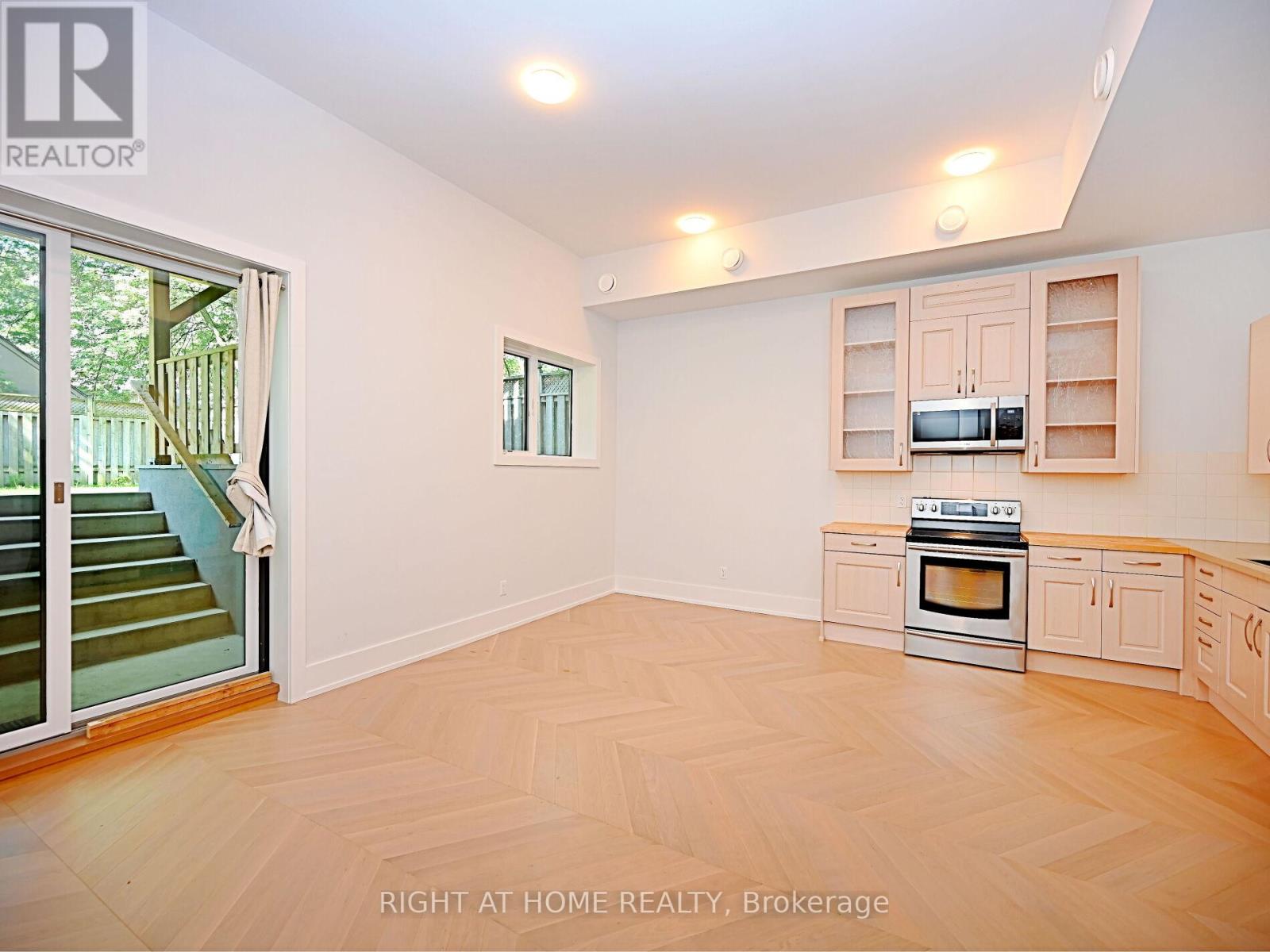 50b Woodlawn Avenue, Mississauga, Ontario  L5G 3K6 - Photo 4 - W12965024