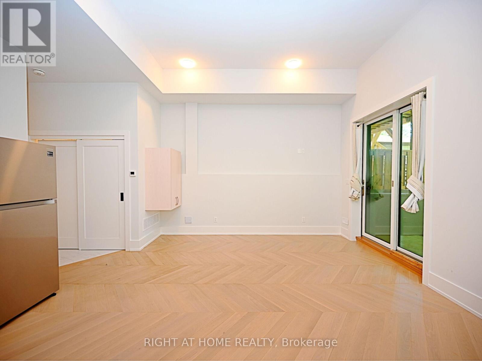 50b Woodlawn Avenue, Mississauga, Ontario  L5G 3K6 - Photo 8 - W12965024