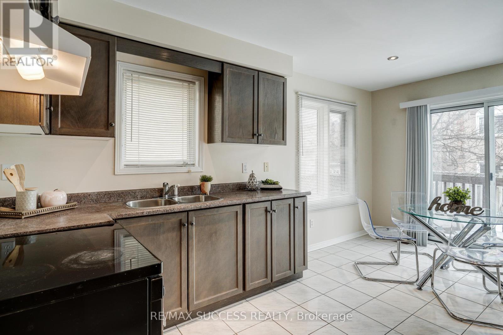 118 White Tail Crescent, Brampton, Ontario  L6Y 5C3 - Photo 10 - W12965036