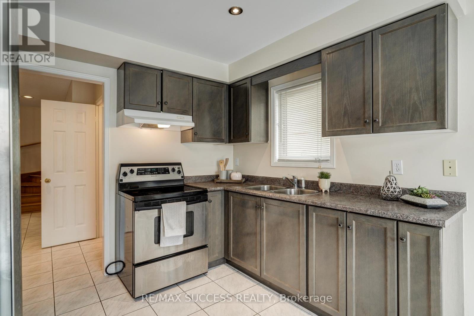 118 White Tail Crescent, Brampton, Ontario  L6Y 5C3 - Photo 11 - W12965036