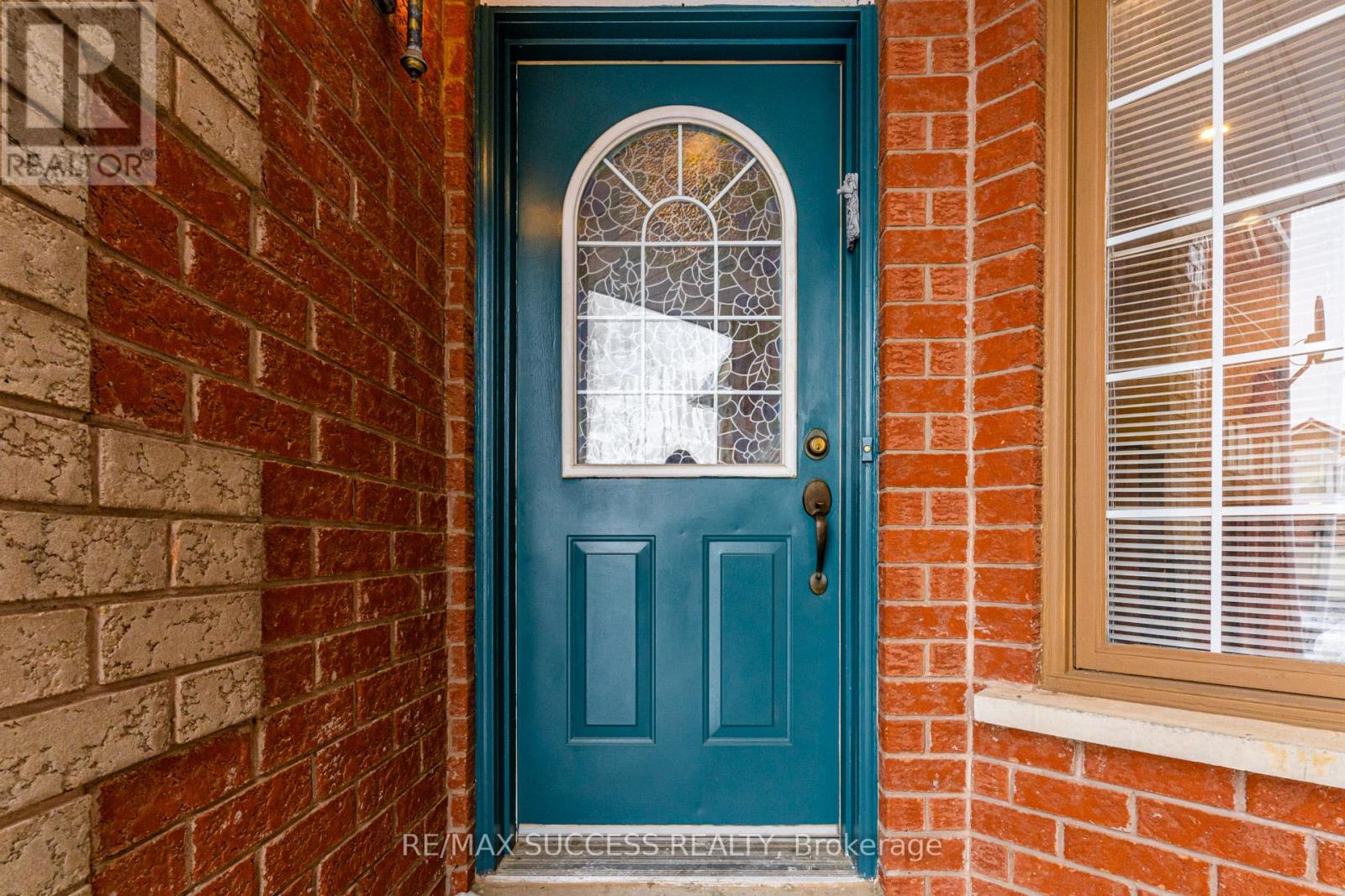 118 White Tail Crescent, Brampton, Ontario  L6Y 5C3 - Photo 3 - W12965036