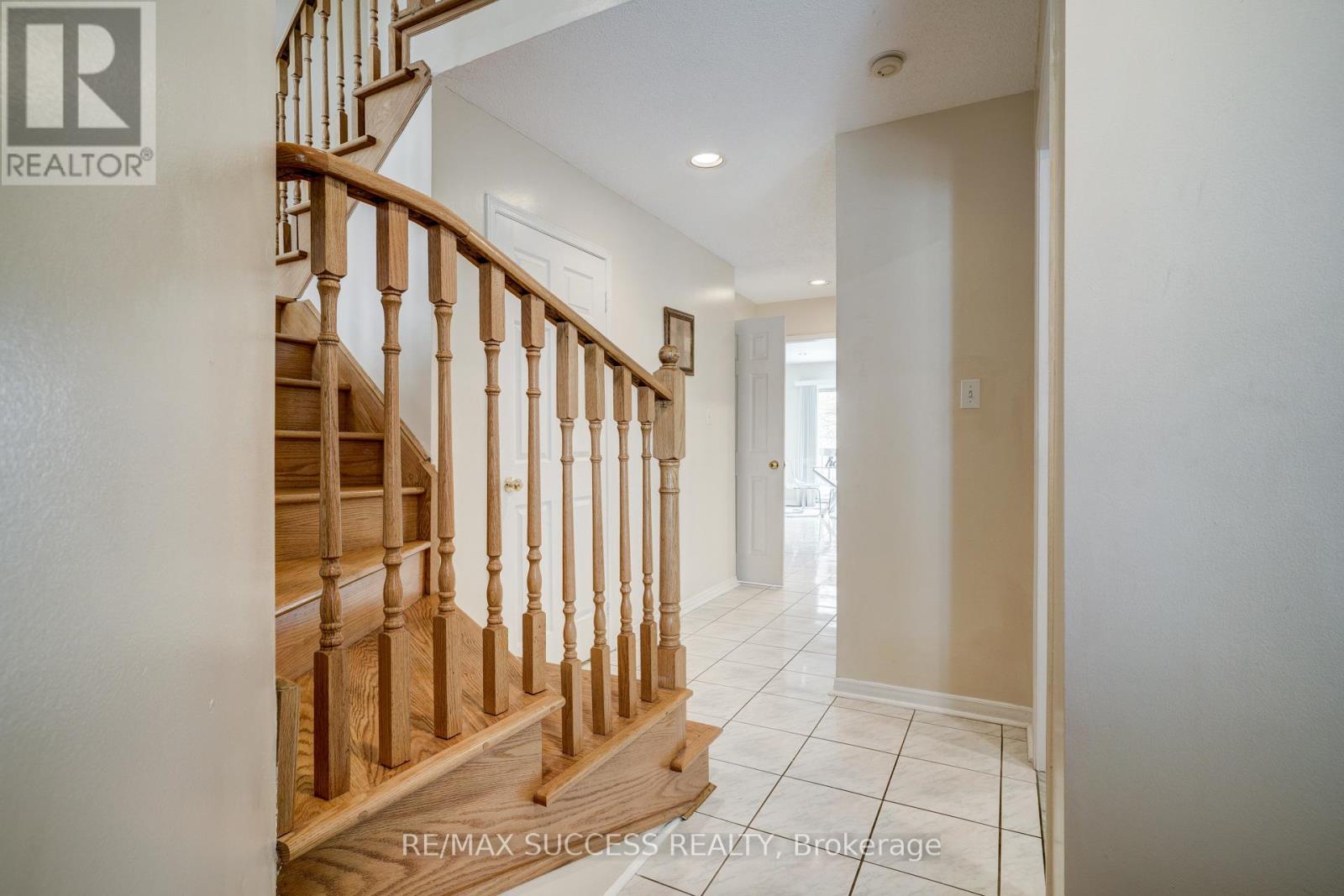 118 White Tail Crescent, Brampton, Ontario  L6Y 5C3 - Photo 5 - W12965036