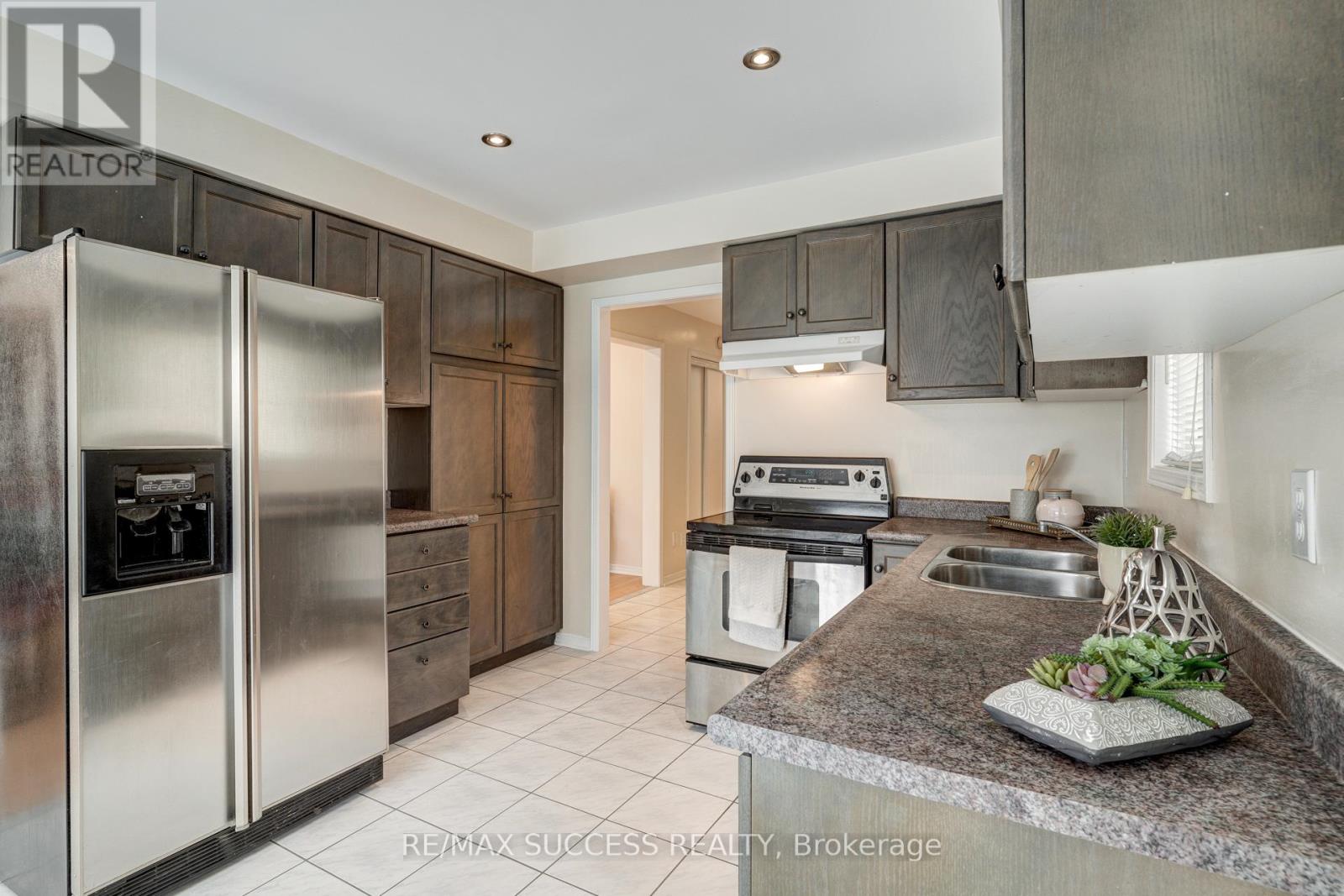 118 White Tail Crescent, Brampton, Ontario  L6Y 5C3 - Photo 9 - W12965036