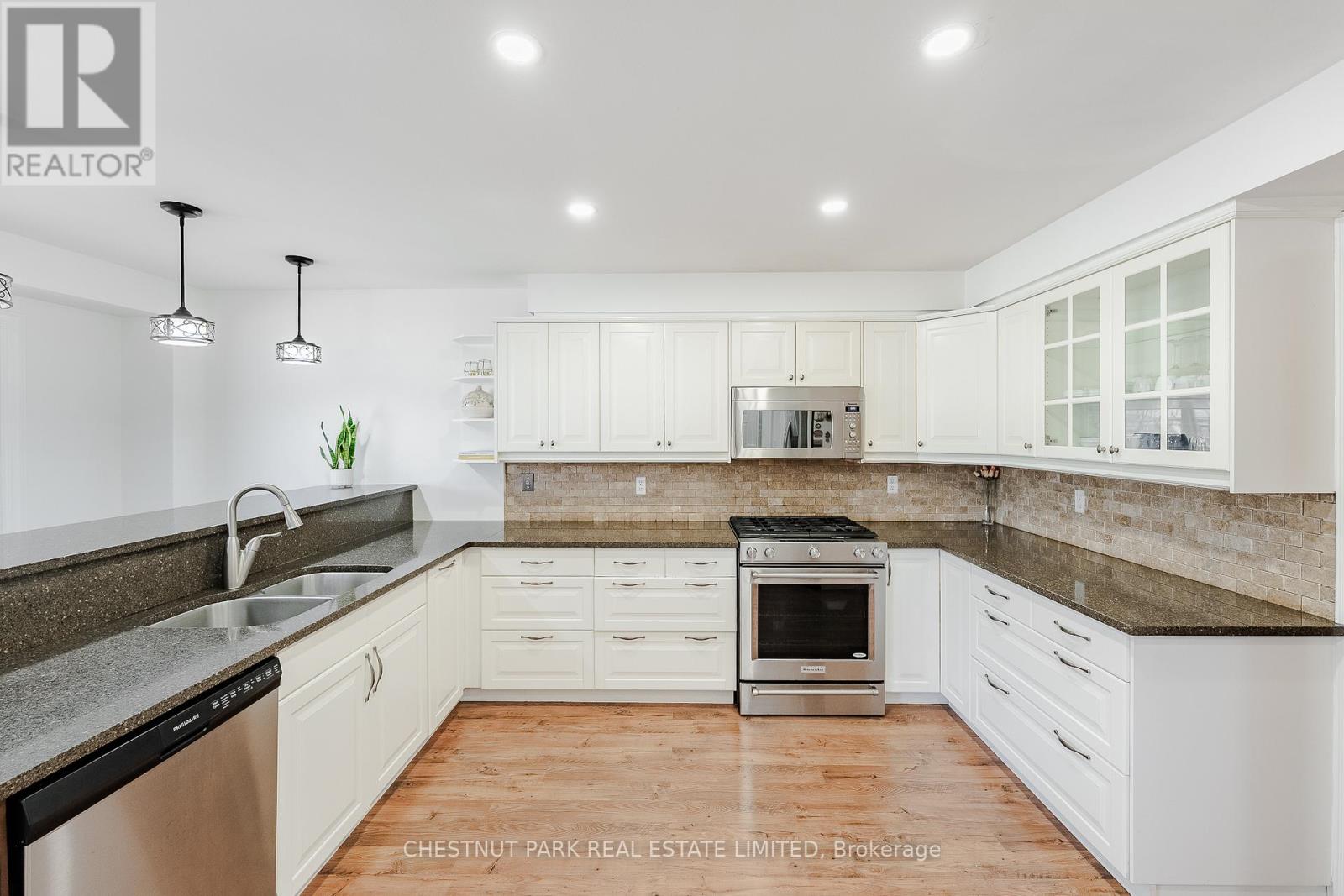 1229 Freeman Street, Burlington, Ontario  L7S 2J7 - Photo 10 - W12965058