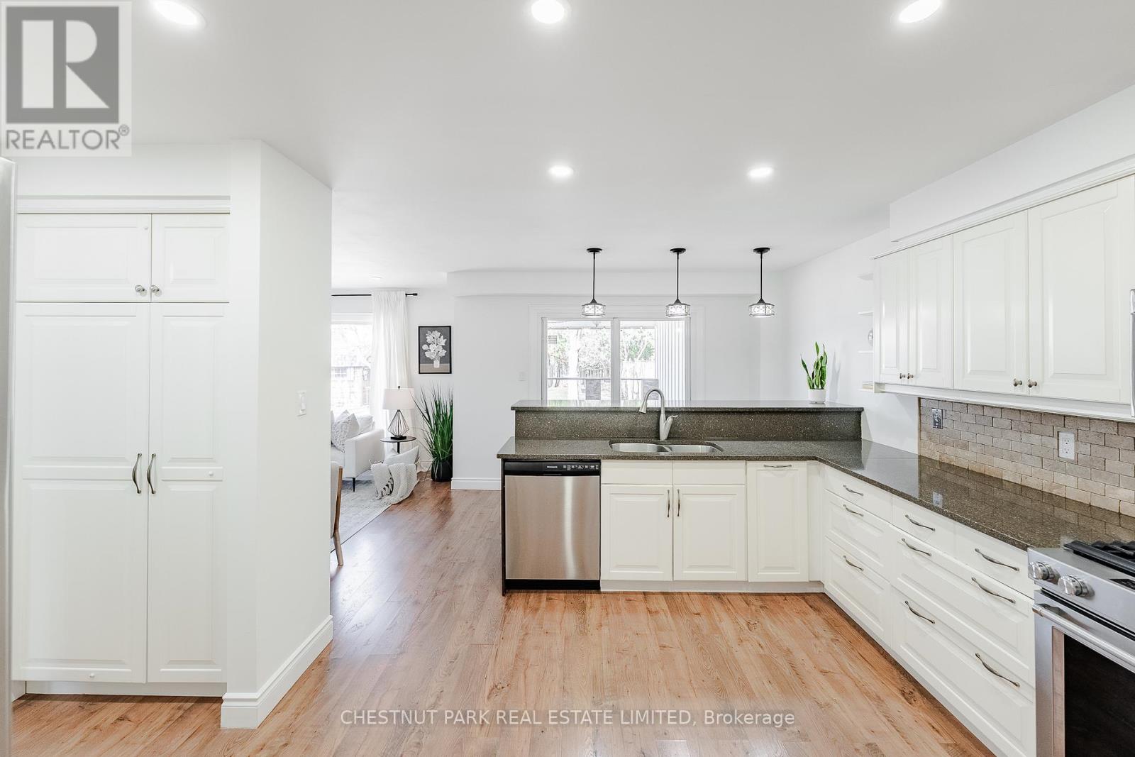 1229 Freeman Street, Burlington, Ontario  L7S 2J7 - Photo 9 - W12965058