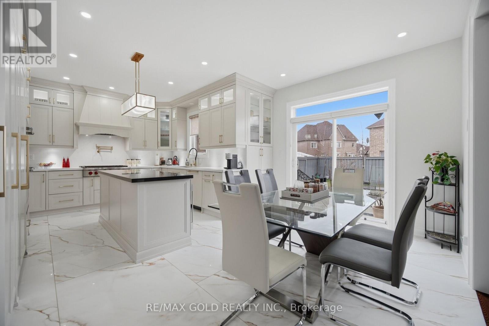 43 Decorso Drive, Brampton, Ontario  L6P 3Y3 - Photo 11 - W12965094