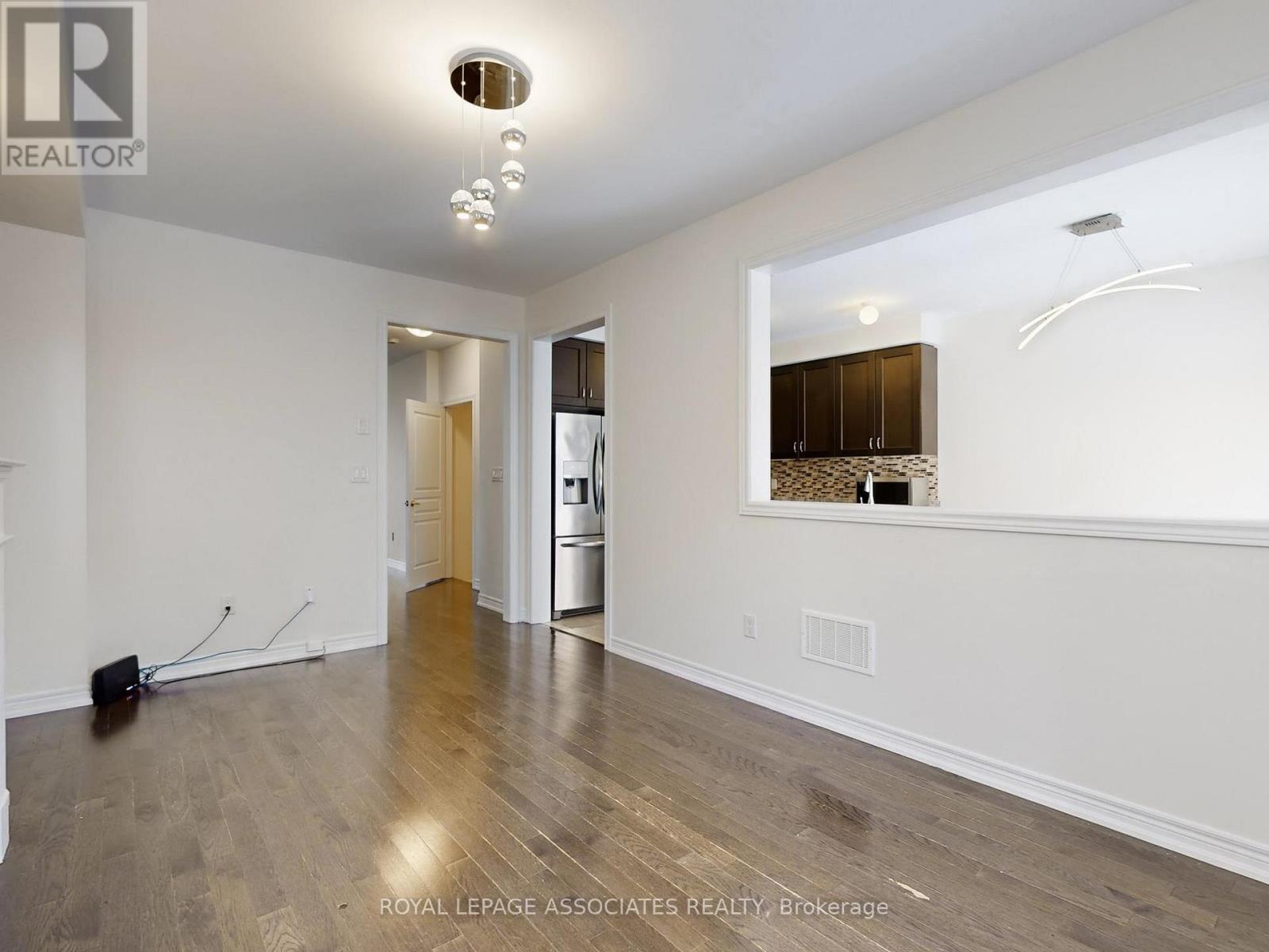 10 Lloyd Crescent, Brampton, Ontario  L7A 4J5 - Photo 11 - W12965130