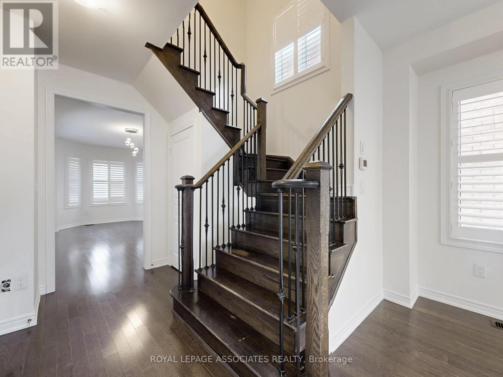 10 Lloyd Crescent, Brampton, Ontario  L7A 4J5 - Photo 25 - W12965130