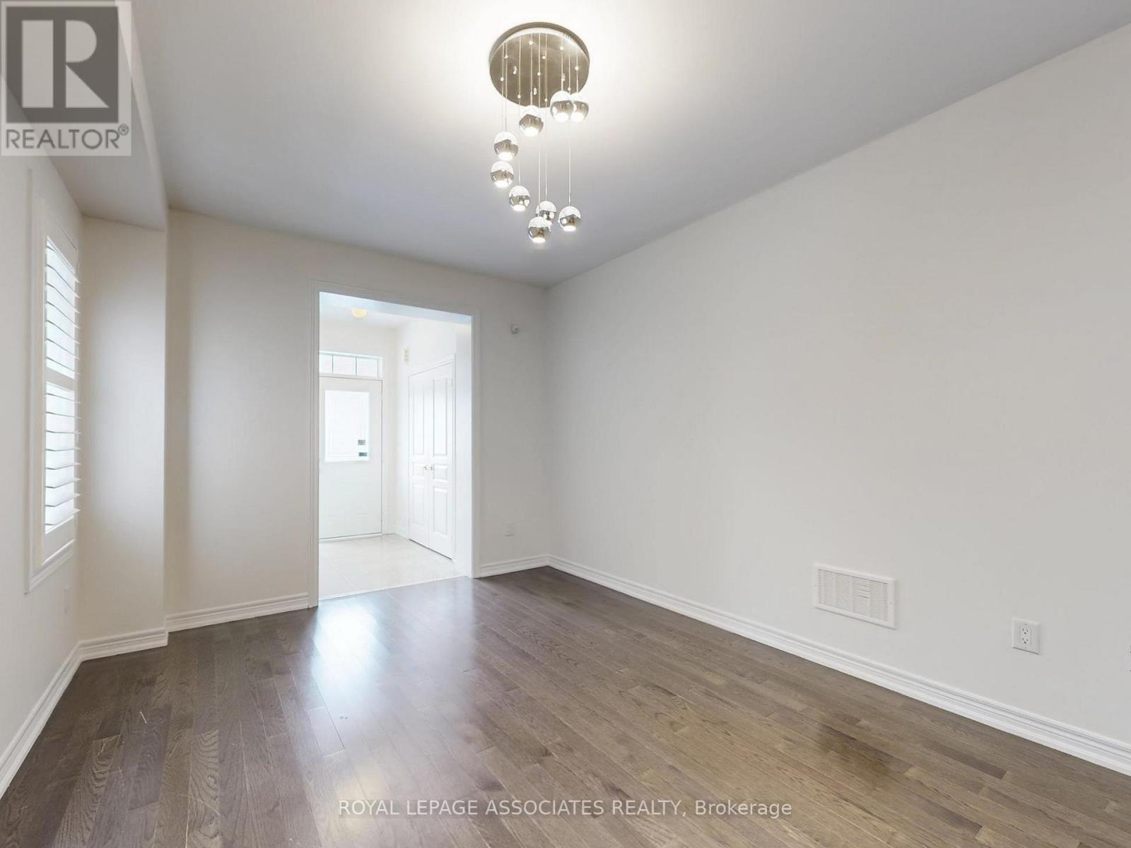 10 Lloyd Crescent, Brampton, Ontario  L7A 4J5 - Photo 4 - W12965130