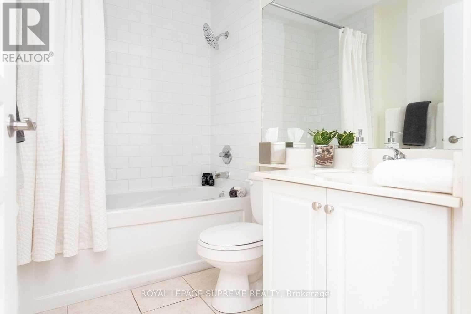 302 - 220 Burnhamthorpe Road W, Mississauga, Ontario  L5B 4N4 - Photo 10 - W12965208