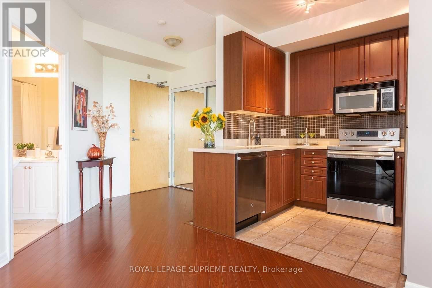 302 - 220 Burnhamthorpe Road W, Mississauga, Ontario  L5B 4N4 - Photo 2 - W12965208