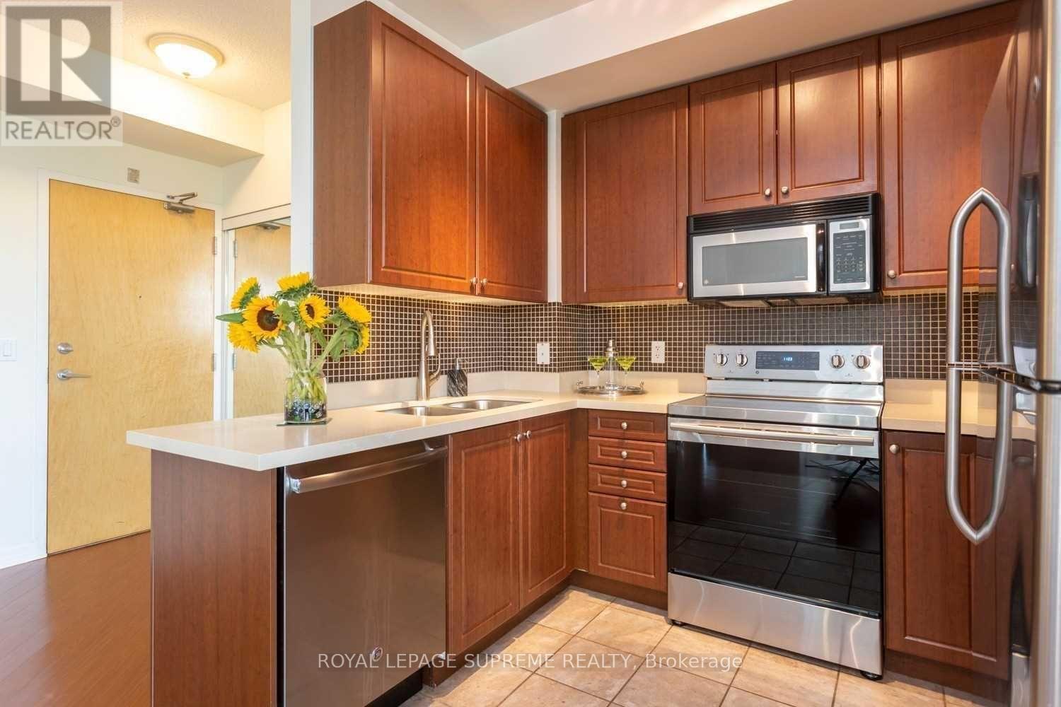 302 - 220 Burnhamthorpe Road W, Mississauga, Ontario  L5B 4N4 - Photo 3 - W12965208