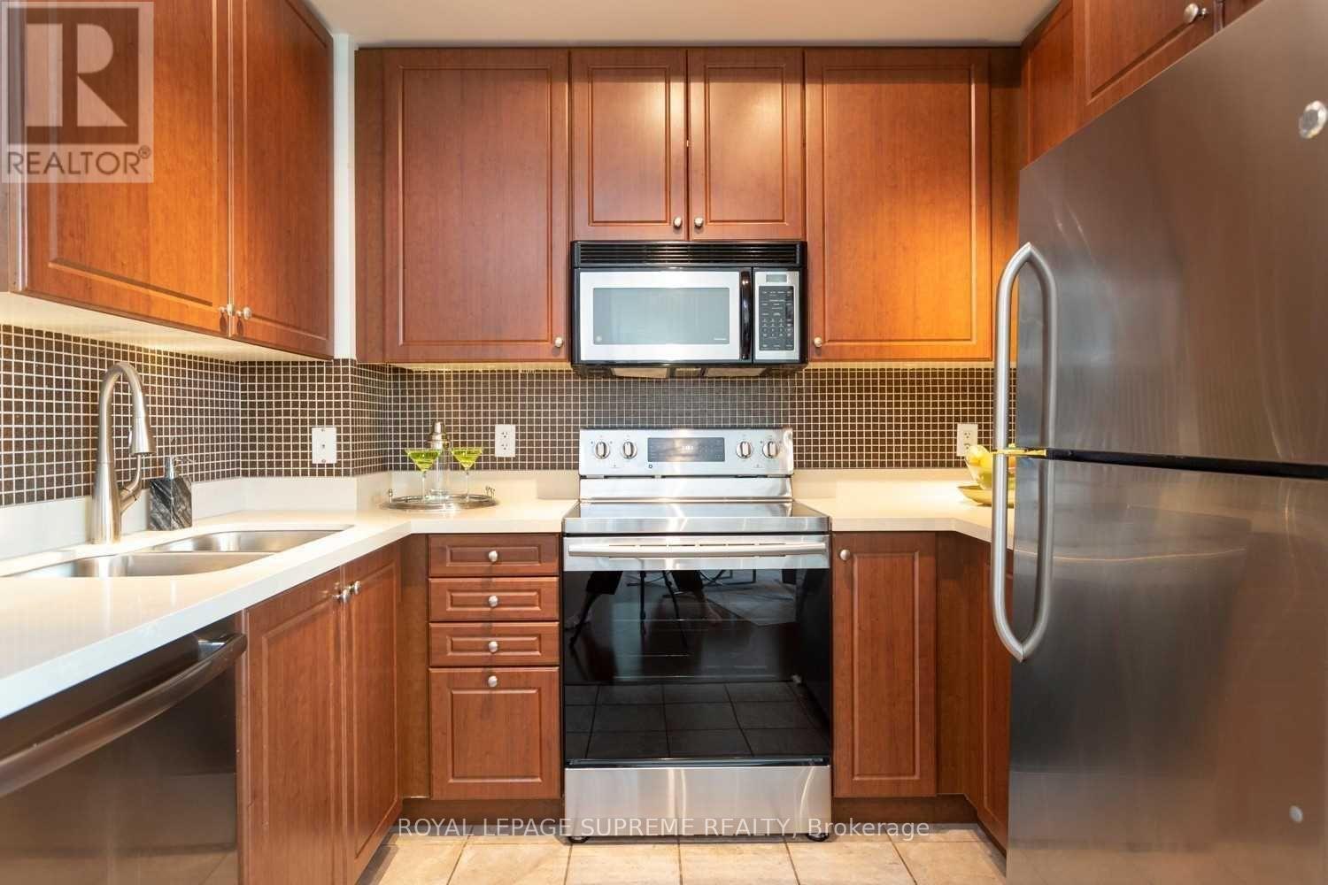 302 - 220 Burnhamthorpe Road W, Mississauga, Ontario  L5B 4N4 - Photo 4 - W12965208