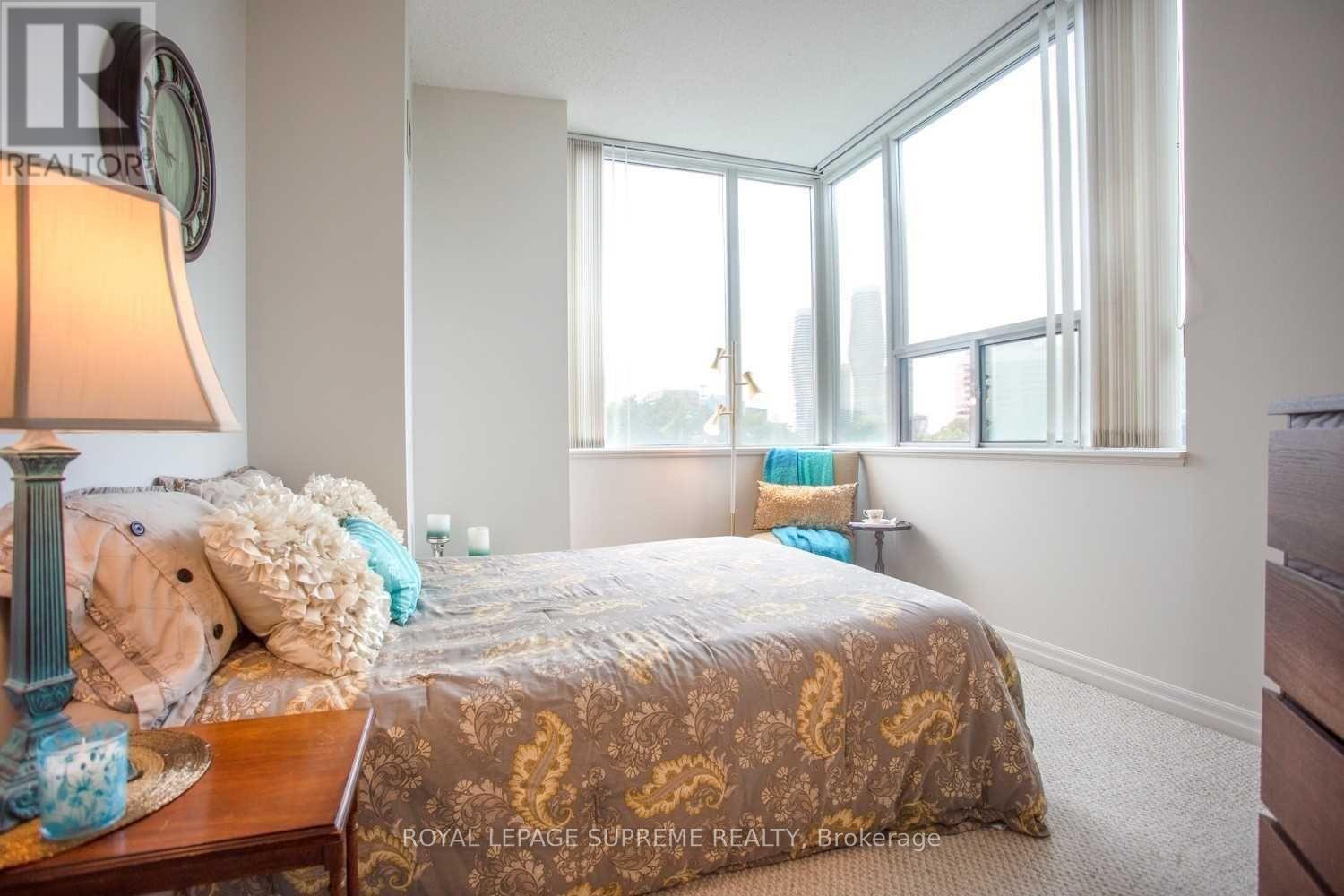 302 - 220 Burnhamthorpe Road W, Mississauga, Ontario  L5B 4N4 - Photo 8 - W12965208