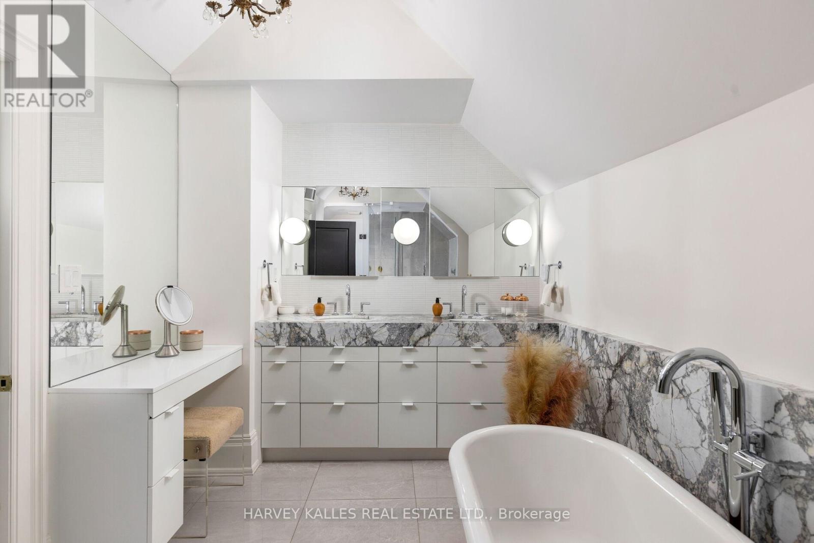 38 Sorauren Avenue, Toronto, Ontario  M6R 2C7 - Photo 27 - W12965230