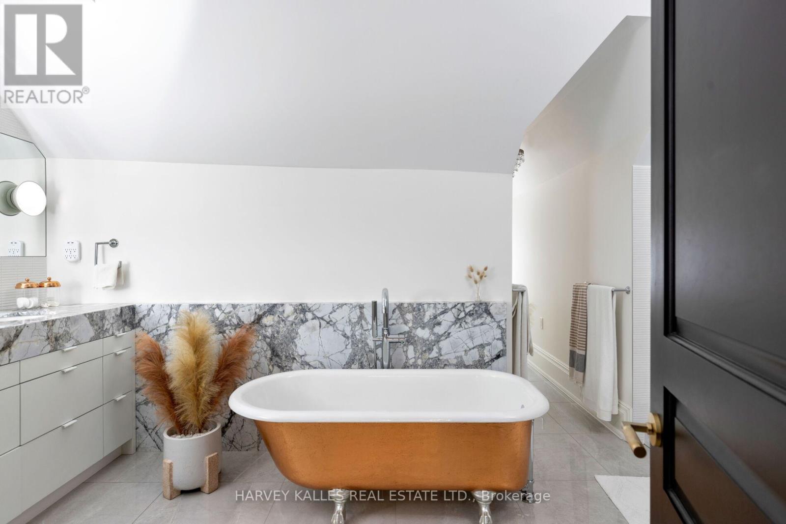 38 Sorauren Avenue, Toronto, Ontario  M6R 2C7 - Photo 28 - W12965230