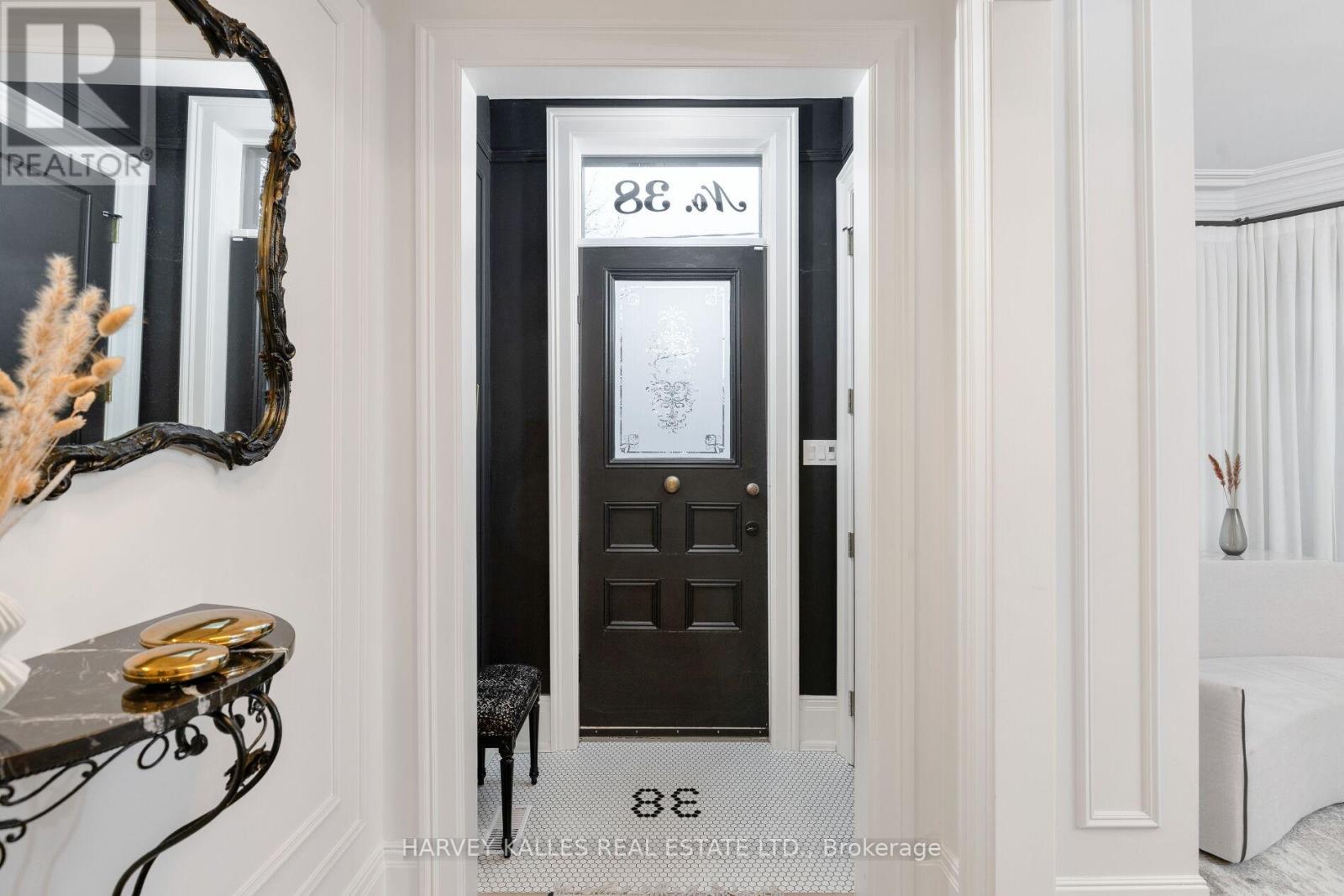 38 Sorauren Avenue, Toronto, Ontario  M6R 2C7 - Photo 4 - W12965230