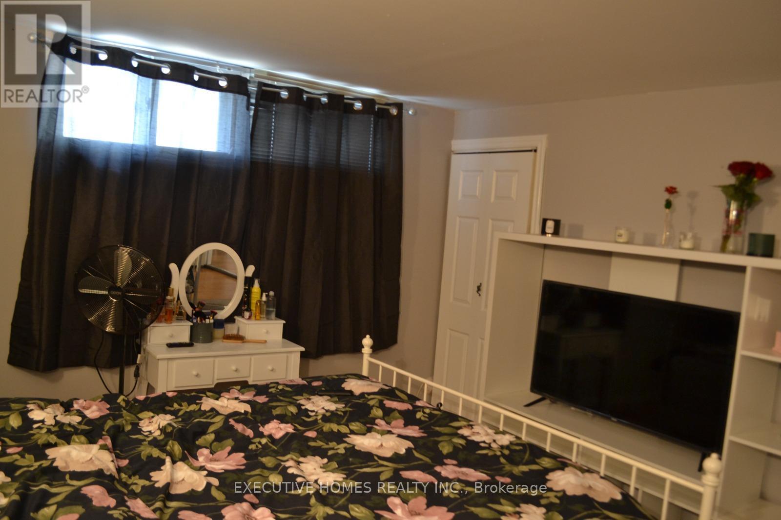 Basement - 1165 Ogden Avenue, Mississauga, Ontario  L5E 2G8 - Photo 3 - W12965324