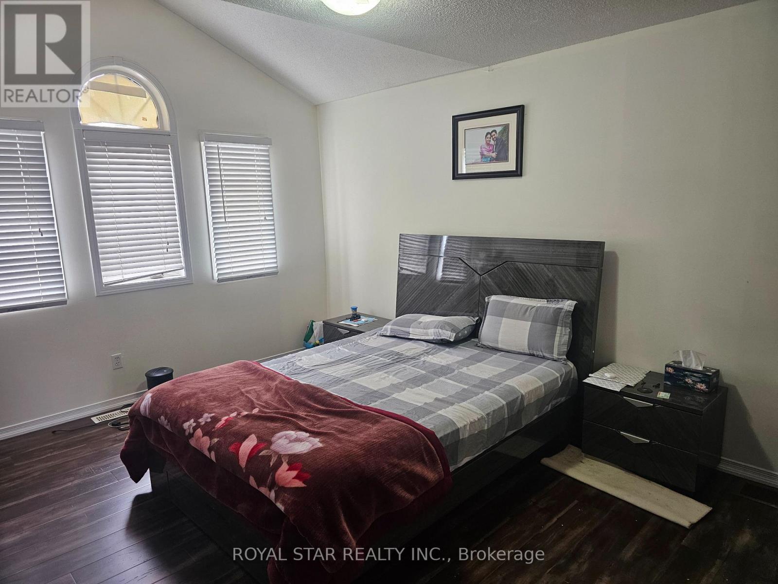 33 Coppermill Drive, Brampton, Ontario  L7A 1N1 - Photo 8 - W12965408