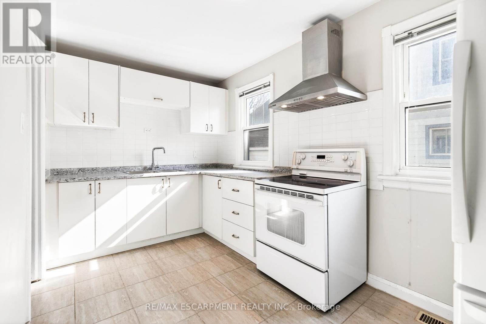 269 Queensdale Avenue E, Hamilton, Ontario  L9A 1L3 - Photo 12 - X12965118