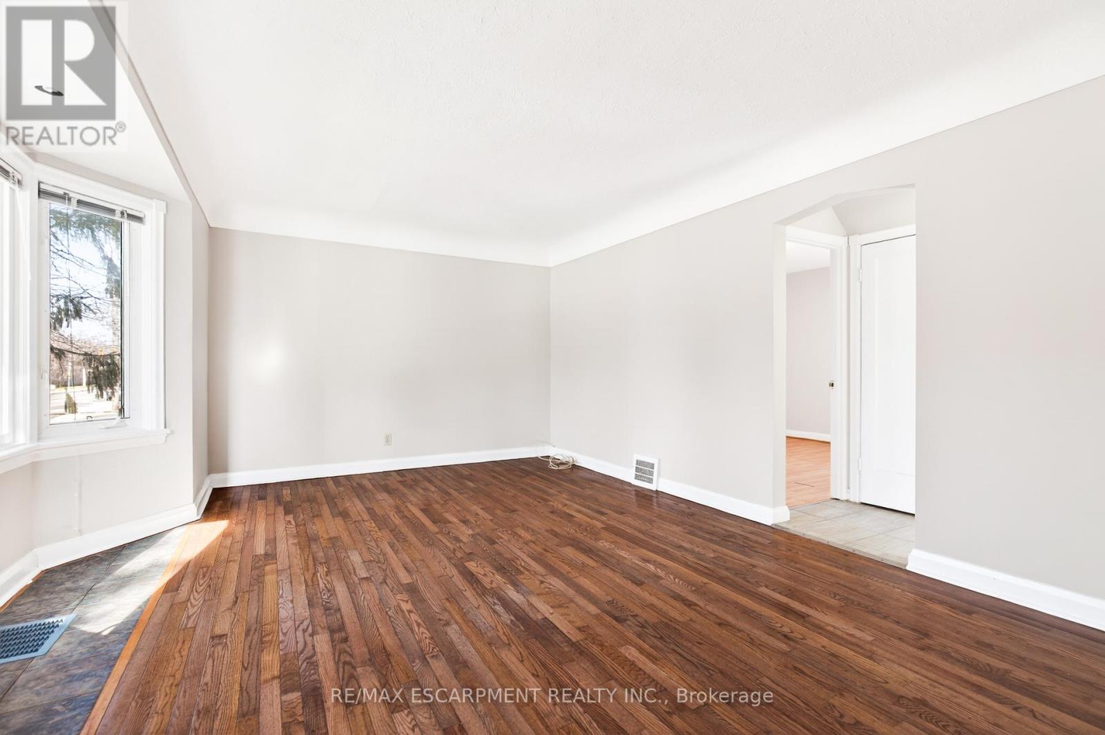 269 Queensdale Avenue E, Hamilton, Ontario  L9A 1L3 - Photo 5 - X12965118