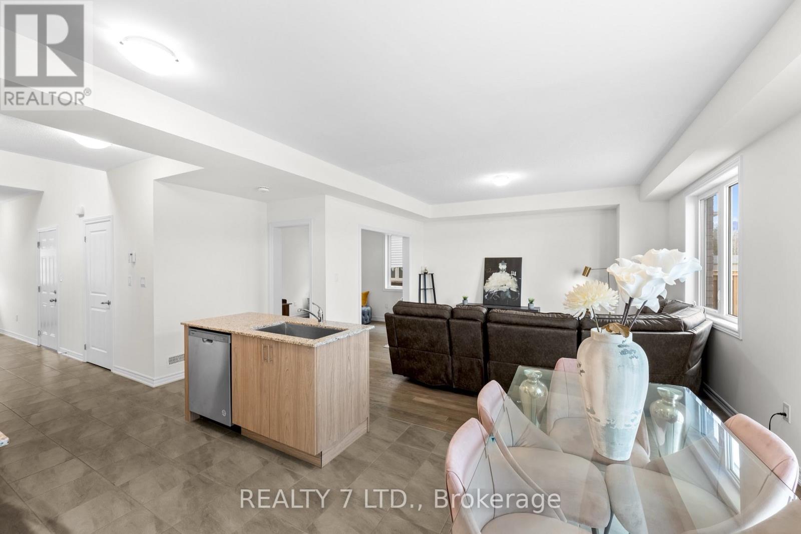 32 Hillcroft Way, Kawartha Lakes, Ontario  K0M 1A0 - Photo 12 - X12965302