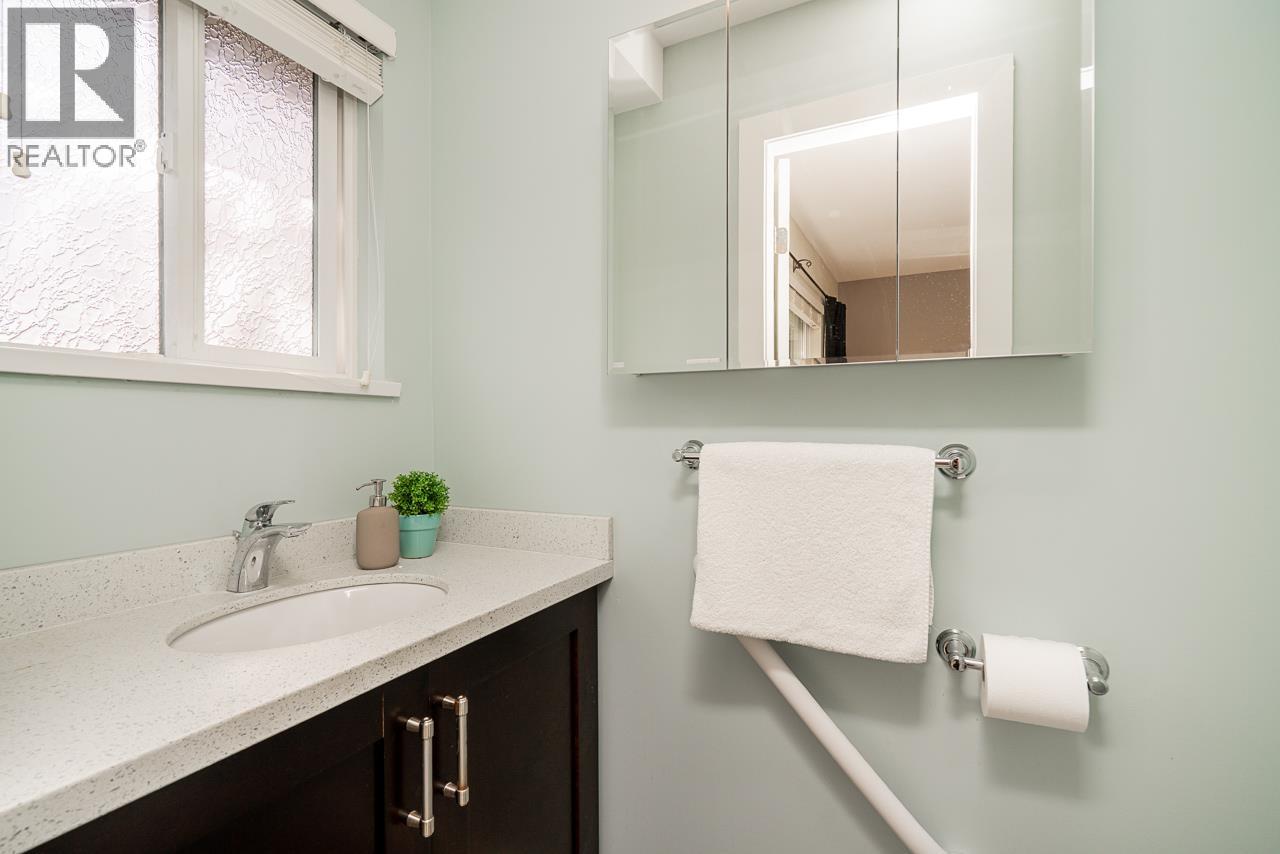 1730 Westminster Avenue, Port Coquitlam, British Columbia  V3B 1E2 - Photo 11 - R3107321