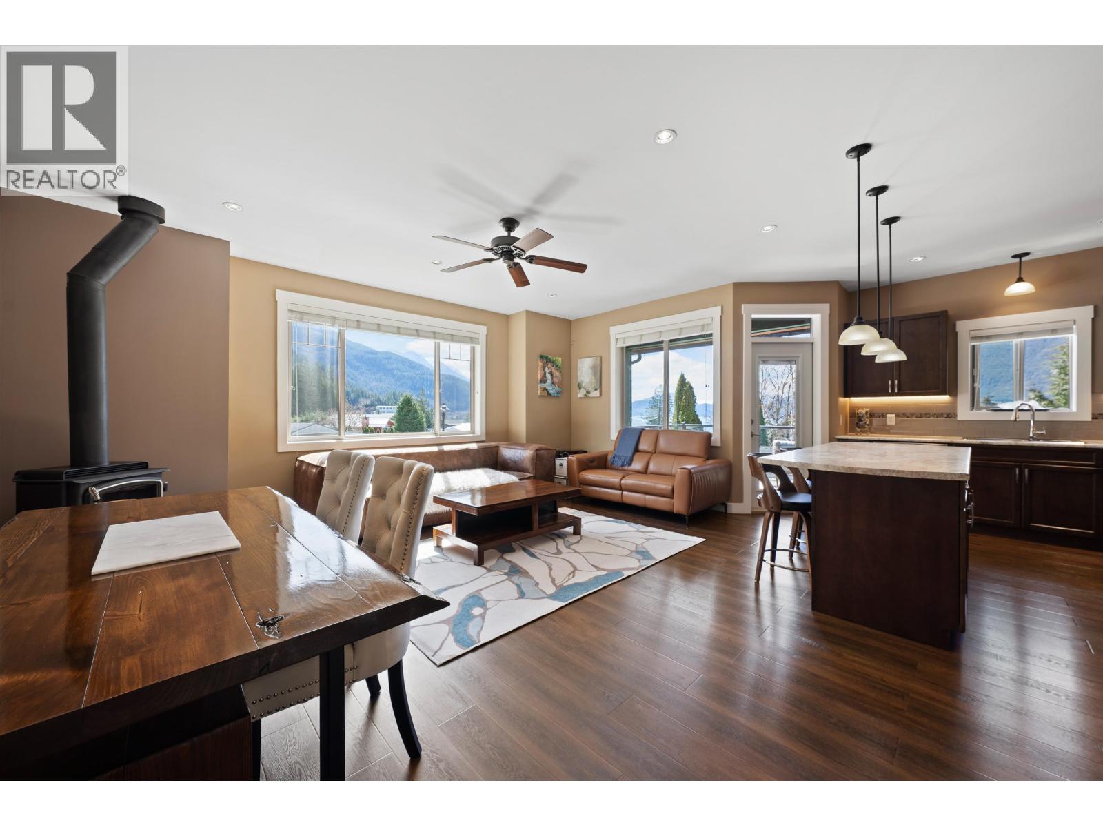 746 Upper Crescent, Squamish, British Columbia  V8B 1J2 - Photo 2 - R3107331