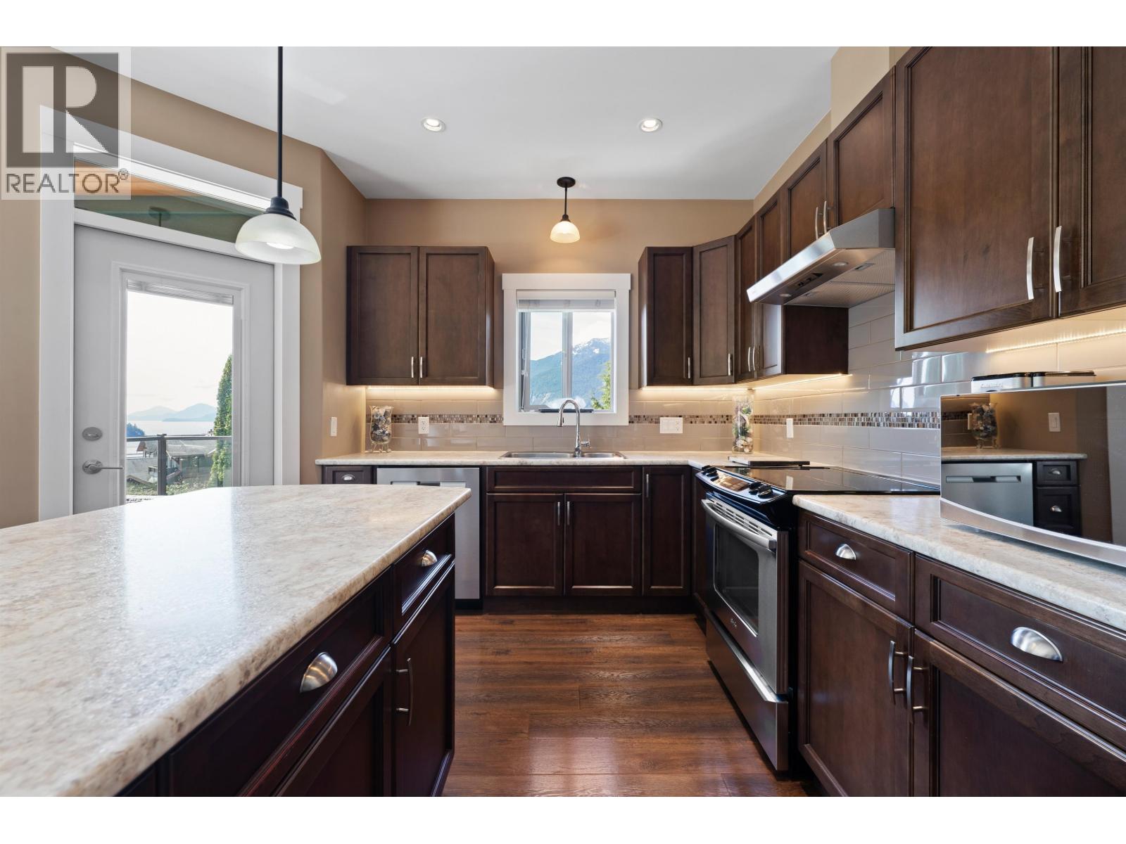 746 Upper Crescent, Squamish, British Columbia  V8B 1J2 - Photo 7 - R3107331