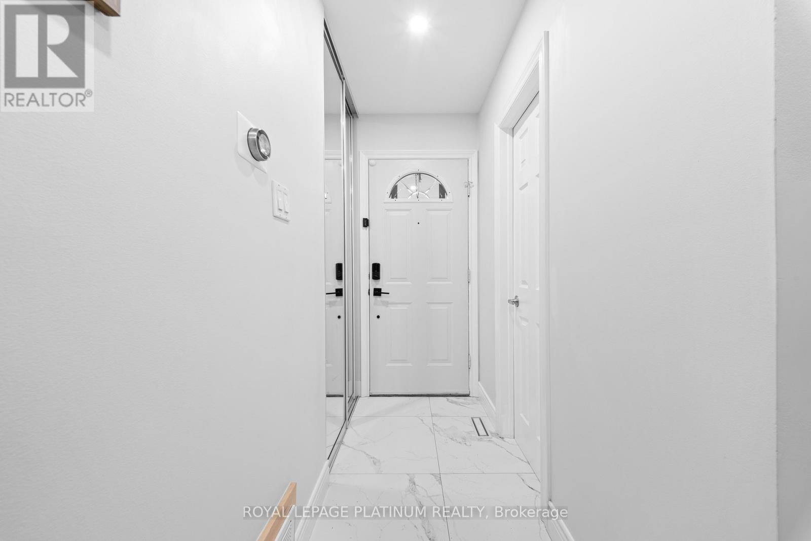 9 - 18 Cotton Downway, Toronto, Ontario  M2J 4V7 - Photo 2 - C12888128