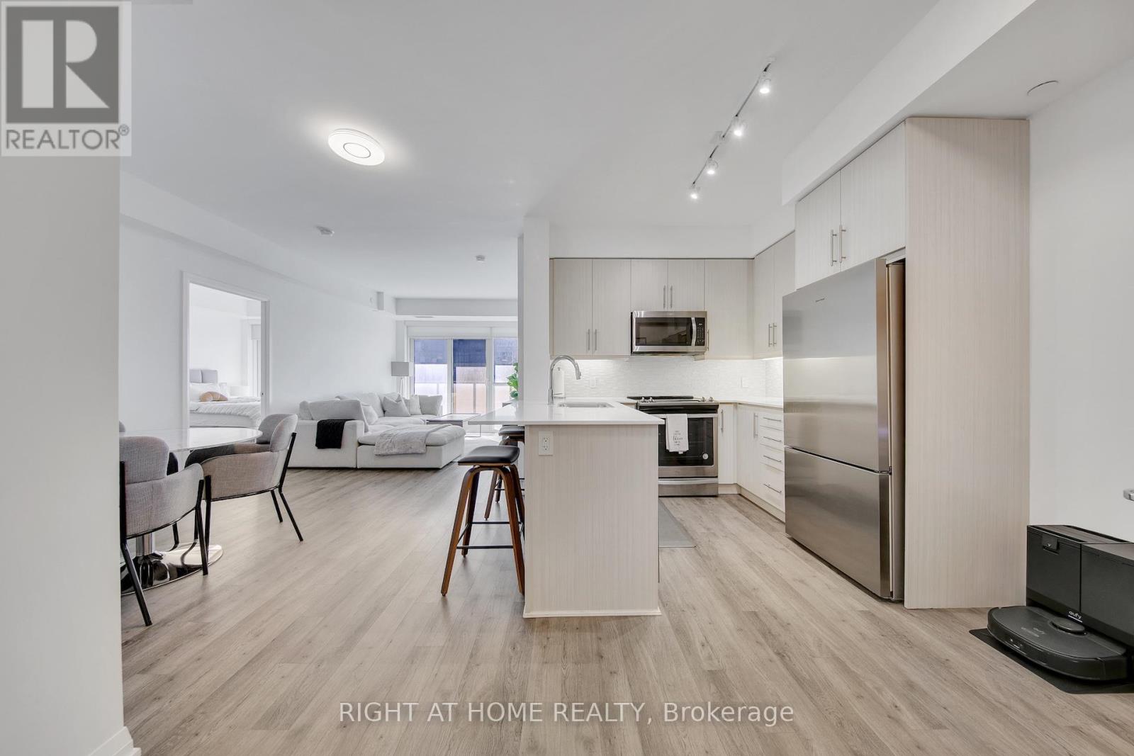 903 - 65 Oneida Crescent, Richmond Hill, Ontario  L4B 0G9 - Photo 3 - N12965502