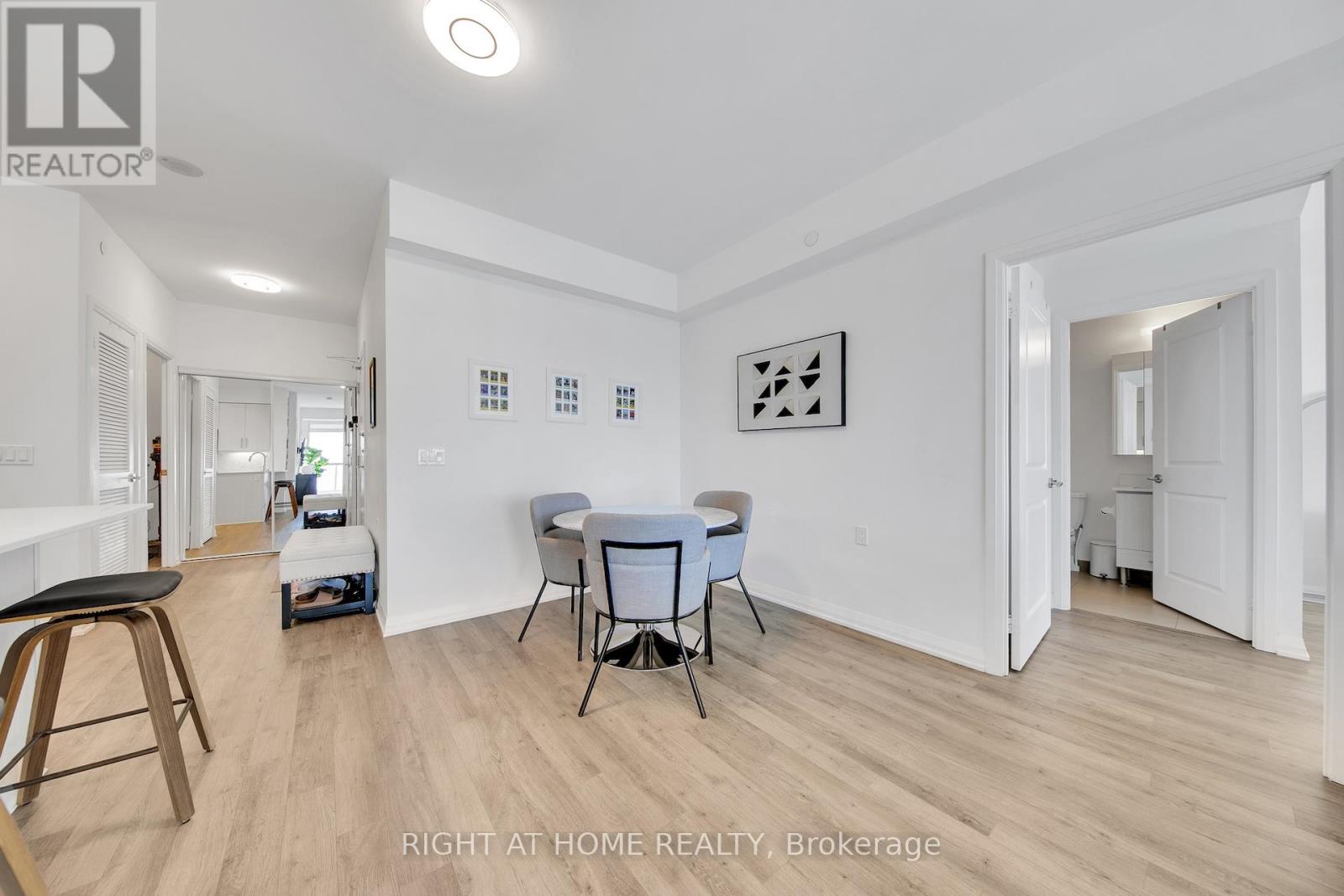 903 - 65 Oneida Crescent, Richmond Hill, Ontario  L4B 0G9 - Photo 6 - N12965502