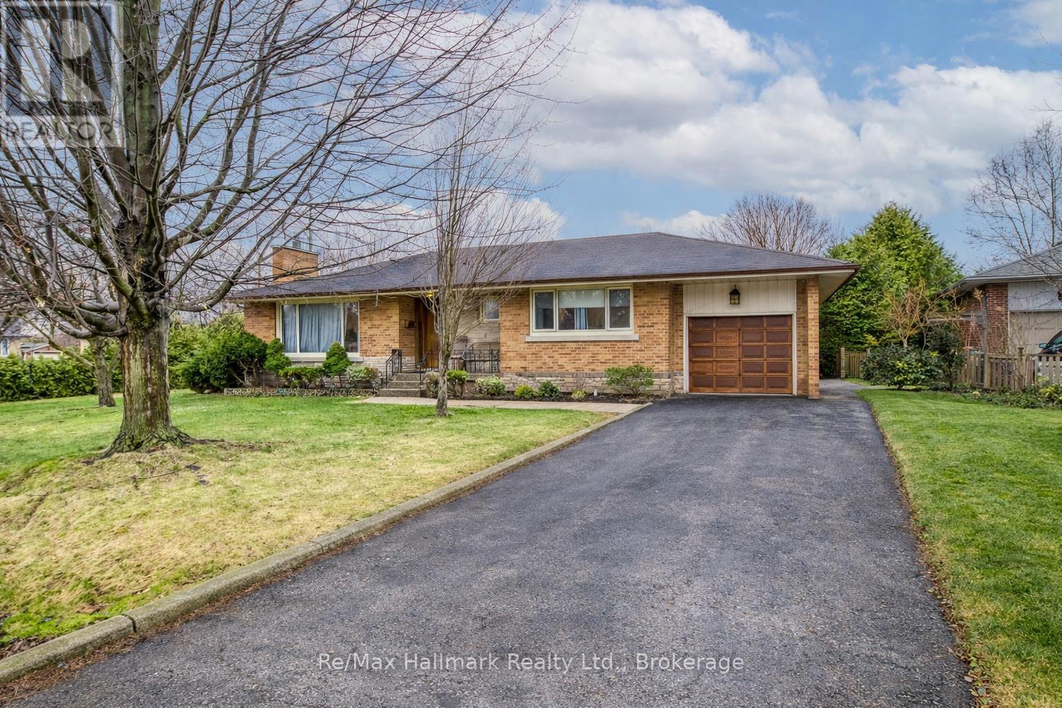 216 WALES CRESCENT, Oakville, Ontario