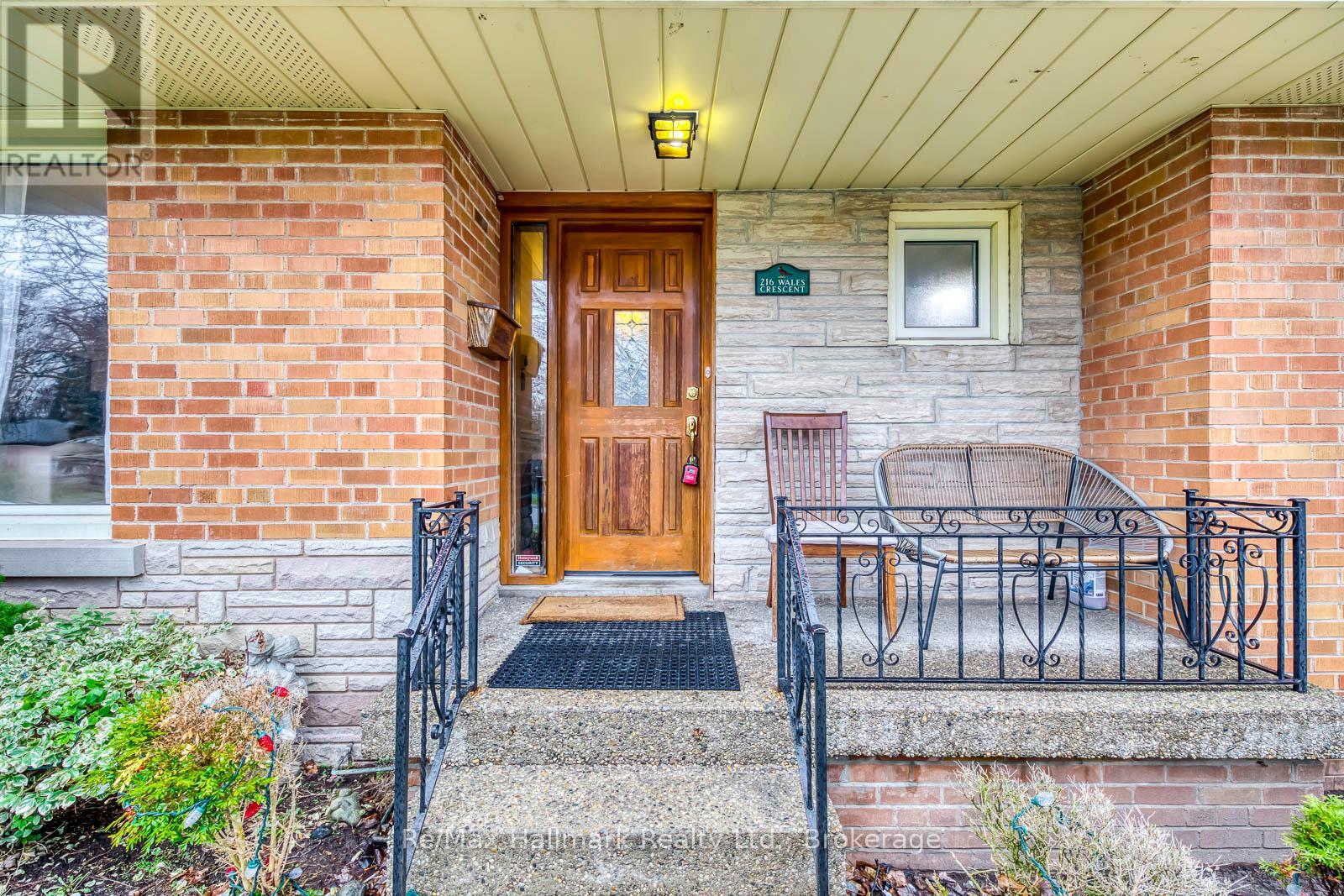 216 Wales Crescent, Oakville, Ontario  L6L 3X7 - Photo 11 - W12965986