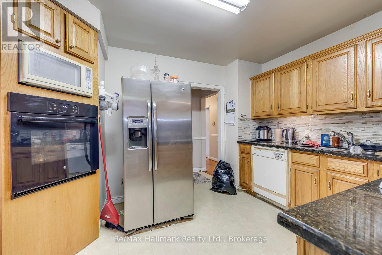 216 Wales Crescent, Oakville, Ontario  L6L 3X7 - Photo 17 - W12965986