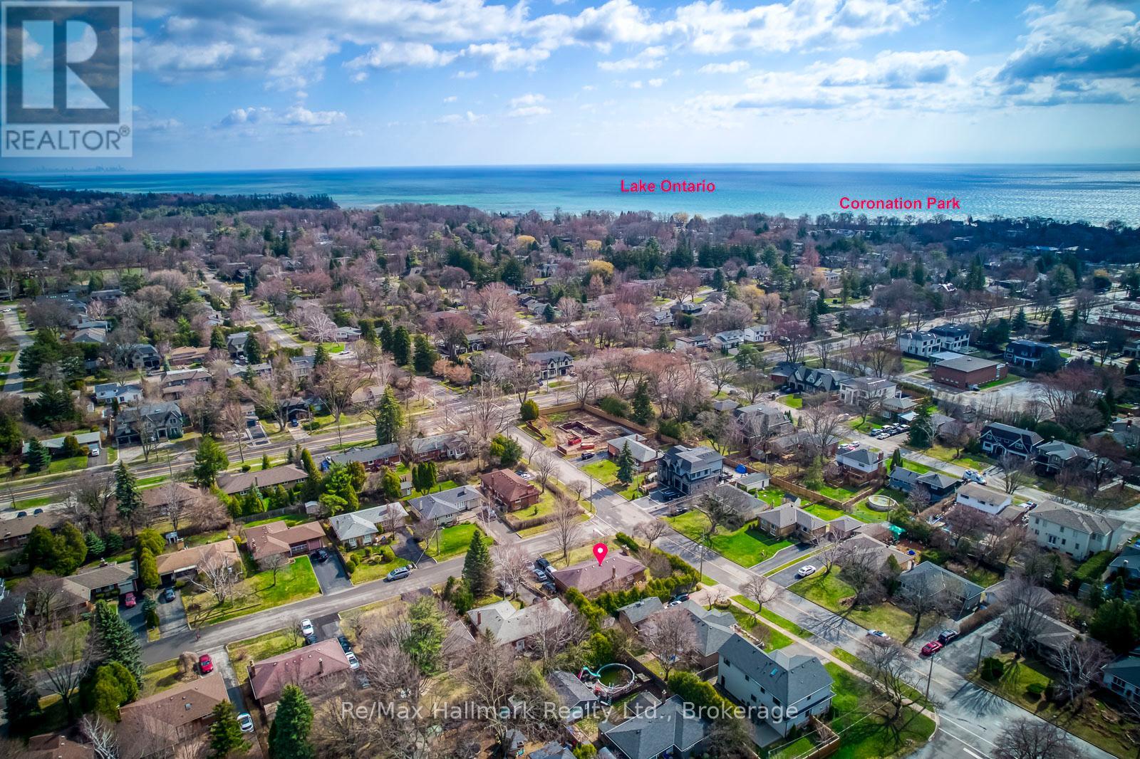 216 Wales Crescent, Oakville, Ontario  L6L 3X7 - Photo 2 - W12965986