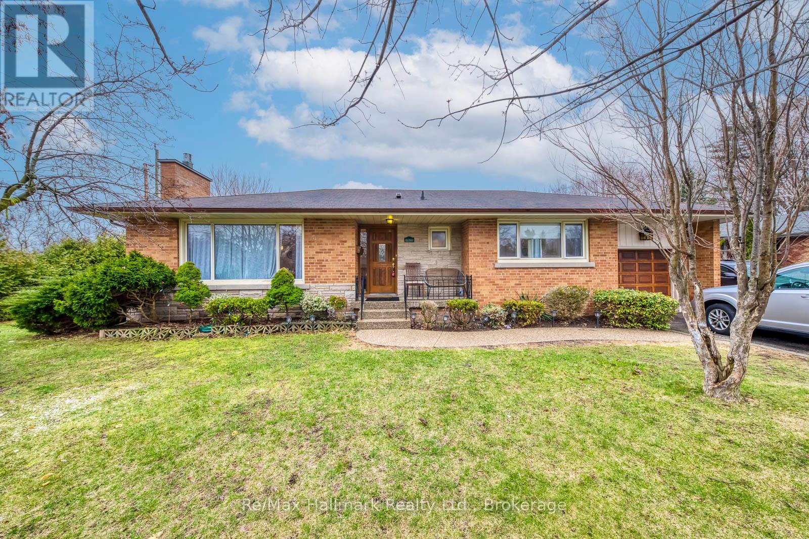 216 Wales Crescent, Oakville, Ontario  L6L 3X7 - Photo 9 - W12965986