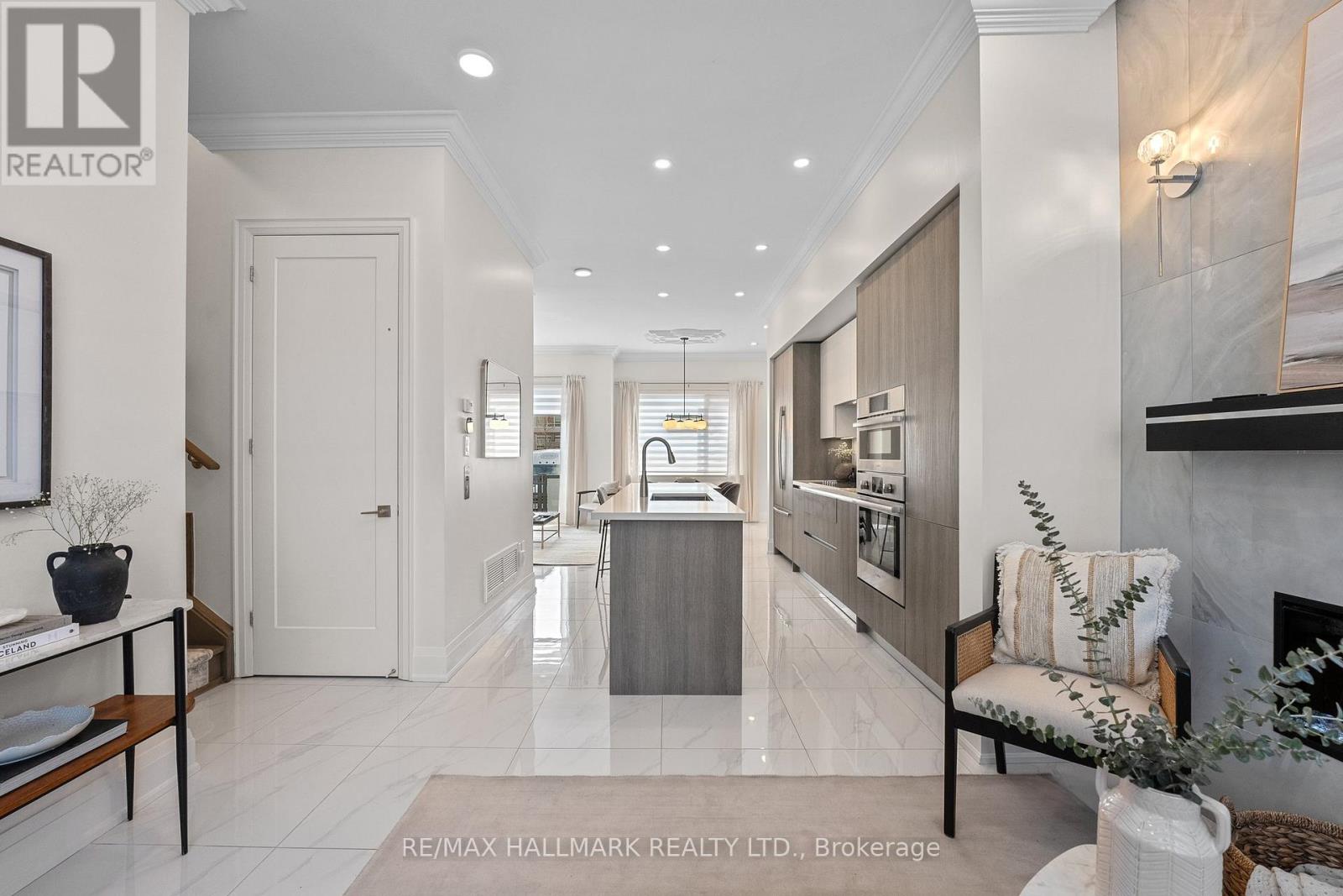 129 High Street W, Mississauga, Ontario  L5H 1K4 - Photo 4 - W12965534