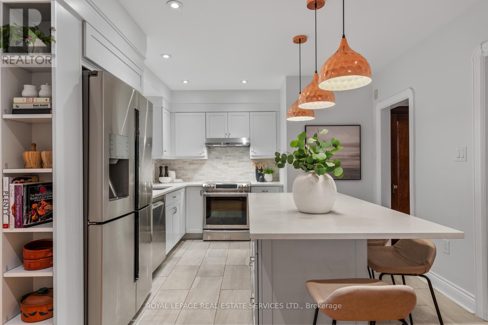 326 Indian Grove, Toronto, Ontario  M6P 2H5 - Photo 9 - W12965582