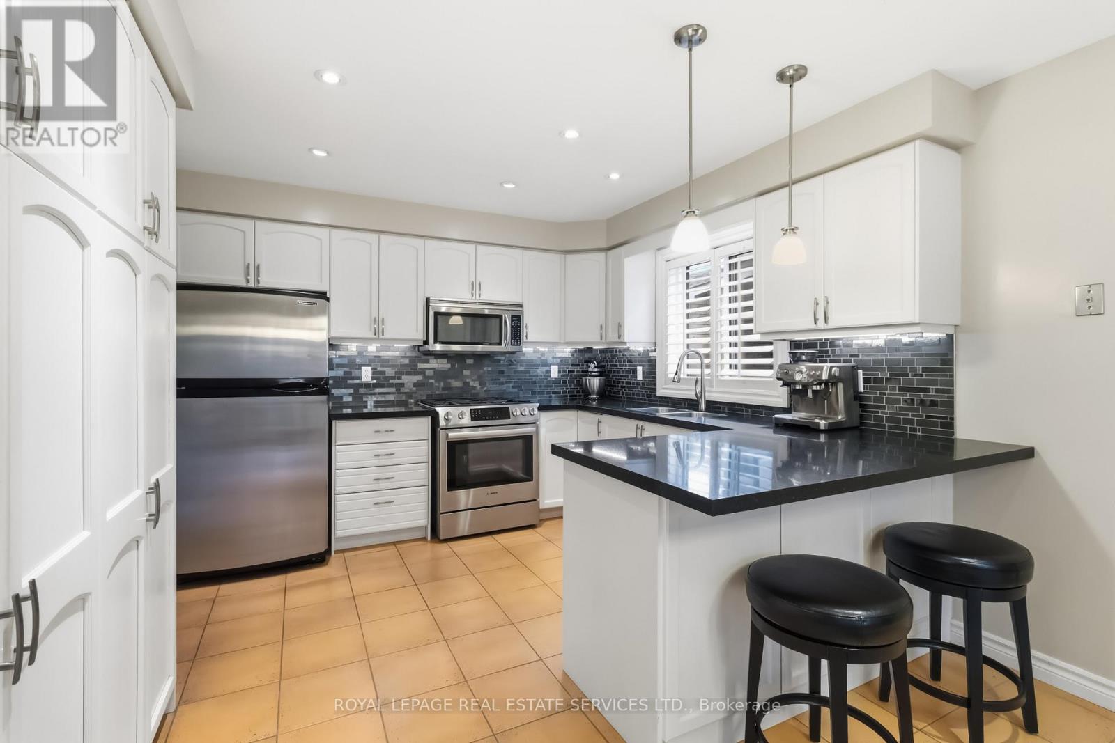 2208 Brays Lane, Oakville, Ontario  L6M 3J7 - Photo 13 - W12965616