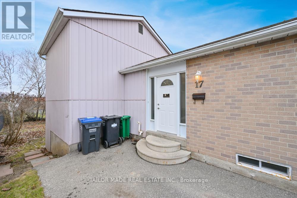 17 Hyde Park Court, Brampton, Ontario  L6S 1Y6 - Photo 2 - W12965630